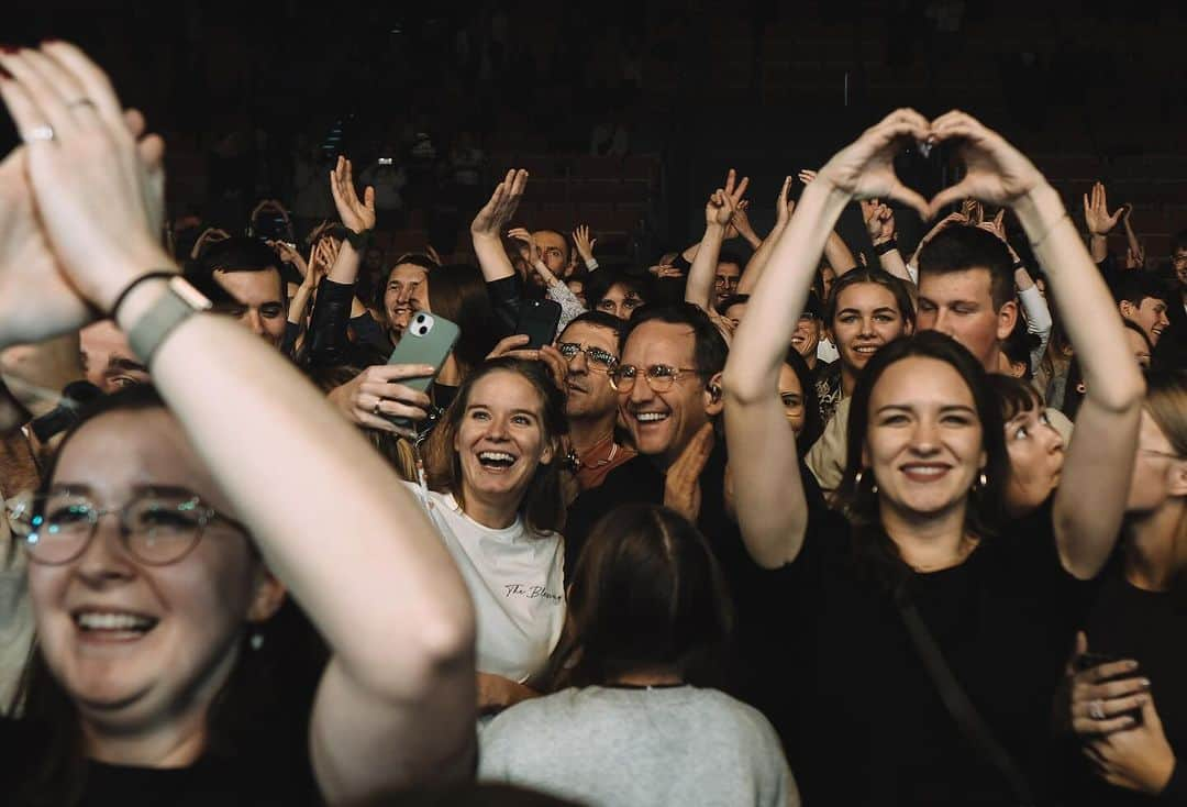 カリ・ジョブさんのインスタグラム写真 - (カリ・ジョブInstagram)「I'm forever thankful for what God did in your lives and ours on this tour! Europe/UK has been permanently stitched into the fabric of my heart! Your hunger for Jesus has left me stunned and inspired. I will never be the same. Thank you for welcoming us…we love you so much!! 🫶🏼」11月21日 9時59分 - karijobe