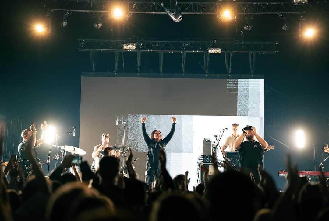 カリ・ジョブのインスタグラム：「I'm forever thankful for what God did in your lives and ours on this tour! Europe/UK has been permanently stitched into the fabric of my heart! Your hunger for Jesus has left me stunned and inspired. I will never be the same. Thank you for welcoming us…we love you so much!! 🫶🏼」