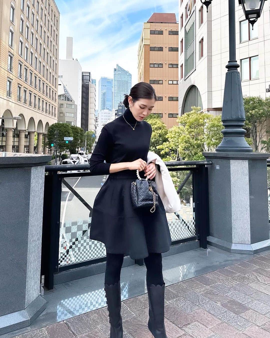 川人未帆さんのインスタグラム写真 - (川人未帆Instagram)「・ 今夜発売の森高キュロット🎤(由来は前の投稿を…) こだわりをお伝えします✨  ミニスカートもショートパンツも、脳内では可愛いのだけど履いてみて自分の脚にガッカリすることが多い😂 それにもう30代も後半。履いていいだろうか？という躊躇もある。 でも、年齢問わず似合っているもの、バランスのよいものを着るのが1番。 じゃあどうしたら似合うか？バランスよくなるか？と考えるのが好きなのです。  膝を出す時は、あえてフラットシューズやローファーで抜け感を出したいから、ウエスト位置は高めにしてマークすることでメリハリを出す。 コンパクトトップスを合わせると大人っぽく着られます🌟  ハリのあるウールを使い、ウエスト下からタック、切り替え線を入れることでボリュームを出し、 裾を張り出すようなシルエットにすることで、視覚効果的に裾から出る太ももがほっそり見えるんです✨  ふくらはぎが気になる方は、膝下丈のブーツ(私が履いているよりも長いもの）をはくか、あえてパンプスで合わせるのがおすすめ。 ウエスト、太ももは十分細く見えるから、あえて膝や足首を出した方がメリハリがでます。  後ろはゴム＆ファスナーなのでウエストマークがしっかりしていても着心地も保たれます✨  のちほど他の色はストーリーに載せますが、 とりあえず黒は使えすぎる🖤」11月21日 9時59分 - miho0319kawahito