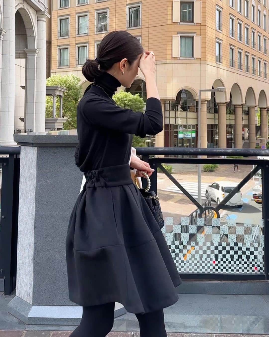 川人未帆さんのインスタグラム写真 - (川人未帆Instagram)「・ 今夜発売の森高キュロット🎤(由来は前の投稿を…) こだわりをお伝えします✨  ミニスカートもショートパンツも、脳内では可愛いのだけど履いてみて自分の脚にガッカリすることが多い😂 それにもう30代も後半。履いていいだろうか？という躊躇もある。 でも、年齢問わず似合っているもの、バランスのよいものを着るのが1番。 じゃあどうしたら似合うか？バランスよくなるか？と考えるのが好きなのです。  膝を出す時は、あえてフラットシューズやローファーで抜け感を出したいから、ウエスト位置は高めにしてマークすることでメリハリを出す。 コンパクトトップスを合わせると大人っぽく着られます🌟  ハリのあるウールを使い、ウエスト下からタック、切り替え線を入れることでボリュームを出し、 裾を張り出すようなシルエットにすることで、視覚効果的に裾から出る太ももがほっそり見えるんです✨  ふくらはぎが気になる方は、膝下丈のブーツ(私が履いているよりも長いもの）をはくか、あえてパンプスで合わせるのがおすすめ。 ウエスト、太ももは十分細く見えるから、あえて膝や足首を出した方がメリハリがでます。  後ろはゴム＆ファスナーなのでウエストマークがしっかりしていても着心地も保たれます✨  のちほど他の色はストーリーに載せますが、 とりあえず黒は使えすぎる🖤」11月21日 9時59分 - miho0319kawahito