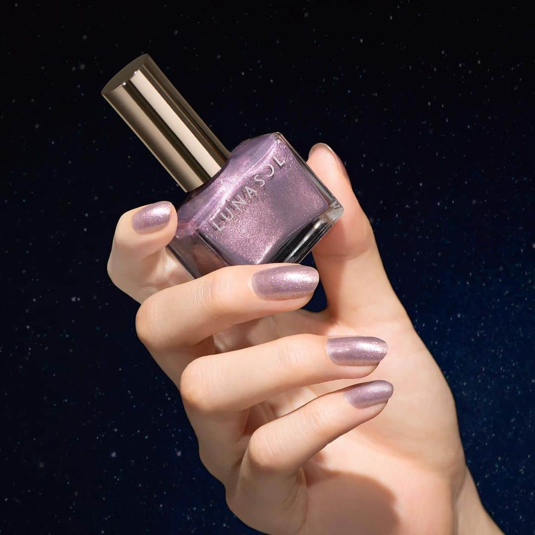 ＬＵＮＡＳＯＬのインスタグラム：「2023.11.24NEW ⁡ 𝐂𝐨𝐬𝐦𝐢𝐜 𝐖𝐨𝐧𝐝𝐞𝐫 No.3 "Stella Dream"星々の夢 ⁡ ✴︎NAIL POLISH 透明感のあるディープなカラーに、幻想的な輝きがまたたく。 ひと塗りで、見たままの鮮やかな発色に仕上げるネイルポリッシュ。 ムラなく均一な塗り心地で、速乾性に優れ、ツヤが弧を描くような美しい仕上がりに。 ⁡ EX42 Sky Traveler 星屑がまたたくように輝度の高いパールが散りばめられたスカイトラベラー ⁡ #2023#new#makeup#eyeshadow#eyeliner#lip#cheek#nail#LUNASOL#ルナソル」