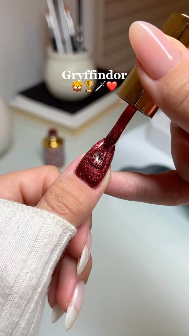 wakeupandmakeupのインスタグラム：「Nails based on your Hogwarts house 🦉💫🏰🌲🧙🏼‍♀️ @nailsbysmf  Using @dndgel  Wine N’ Lust (06) Ember Enchantress (10) Purrsian Purrfection (08) Galactic Sapphire (04)」