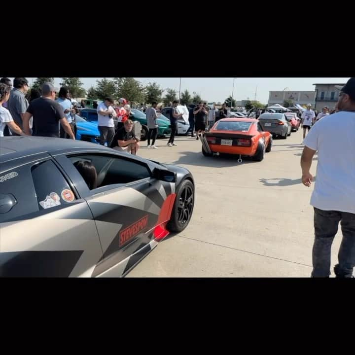 スティーブのインスタグラム：「Always a crowd when these 2 cars show up #lamborghini #murcielago #v12 #datsun #zokusha #族車 この2台が来るとアメリカ人が興奮する」