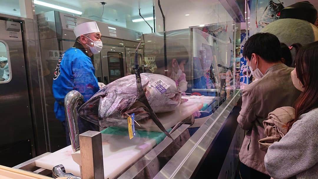 あおもり 食のコミュニティのインスタグラム：「【「青森フェア」開催のお知らせ（荻窪タウンセブン・東信水産）📣】  　令和5年11月23日（木）から26日（日）までの4日間、荻窪タウンセブン及び東信水産荻窪総本店において、「青森フェア」が開催されます。   １　開催期間 　　令和５年１１月２３日（木祝）～２６日（日）   ２　開催場所 　（１）荻窪タウンセブン　（東京都杉並区上荻１－９－１） 　（２）東信水産荻窪総本店（東京都杉並区上荻１－９－１　地下1階）   ３　フェア概要 （１）県産農林水産物及び加工品等の販売 　（水産品）メバル、龍飛岬マツカワ、本マグロ、ベビーホタテ　等 　（畜産品）青森シャモロック、津軽かも、あおもり和牛 　（青　果）りんご、にんにく、ながいも　等 　（　米　）「青天の霹靂」、「はれわたり」 　（その他）「青天の霹靂」を使用した本マグロ・龍飛岬マツカワの寿司、津軽味噌、りんごスイーツ、津軽びいどろ　等   （２）知事等によるＰＲ 　・青森ねぶた囃子・ハネト演舞でのＰＲ 　・東信水産荻窪総本店売場でのＰＲ   （３）その他のイベント等 　・腰吊鈴ワークショップ（23日10時～17時：8階ピロティ） 　・津軽三味線演奏　　　（25日11時〜、14時30分〜：１階セントラルコート） 　・青森ねぶた囃子演奏・ハネト演舞(25日11時30分〜、15時00分〜：北口駅前広場) 　・中泊町長、外ヶ浜町長による産品ＰＲ（25日15時40分〜：地下１階東信水産売場内） 　・ミニねぶた山車の展示（23日～26日　１階セントラルコート） 　・ポスター・動画等での観光・農林水産業のＰＲ（23日～26日　8階ピロティ）」