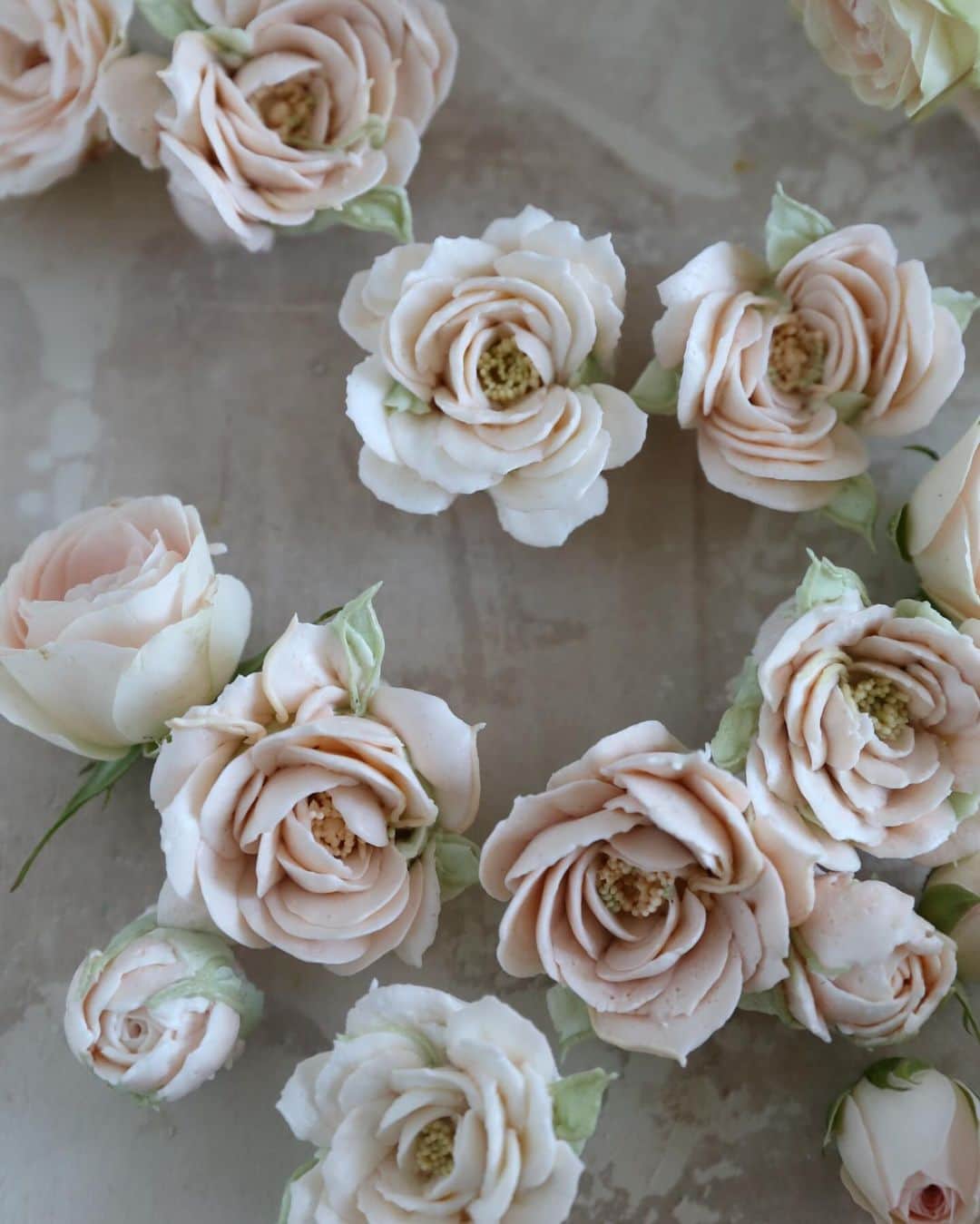 청담 수케이크 (atelier soo)さんのインスタグラム写真 - (청담 수케이크 (atelier soo)Instagram)「ㅡ Flower rose  Pink.brown 🤍  11.21」11月21日 10時07分 - soocake_ully