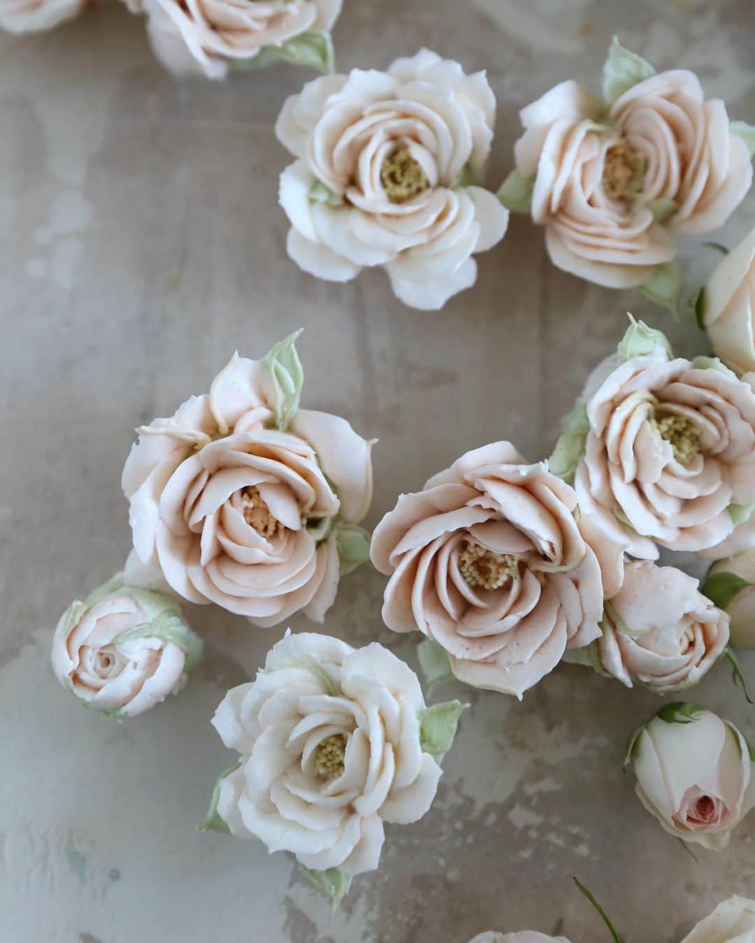 청담 수케이크 (atelier soo)さんのインスタグラム写真 - (청담 수케이크 (atelier soo)Instagram)「ㅡ Flower rose  Pink.brown 🤍  11.21」11月21日 10時07分 - soocake_ully