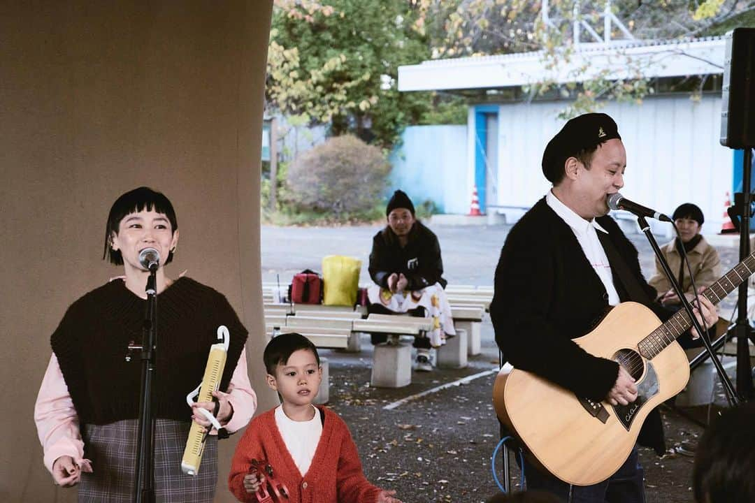 Chocolatのインスタグラム：「at @panongakuantique 2023 ショコラ＆アキト「扉」でタンバリン演奏したいと参加した息子🥰 ”なにかある〜”と”トゥトゥトゥトゥ”も歌ったそうですw  Photos @hirohisanakano #6歳5ヶ月」