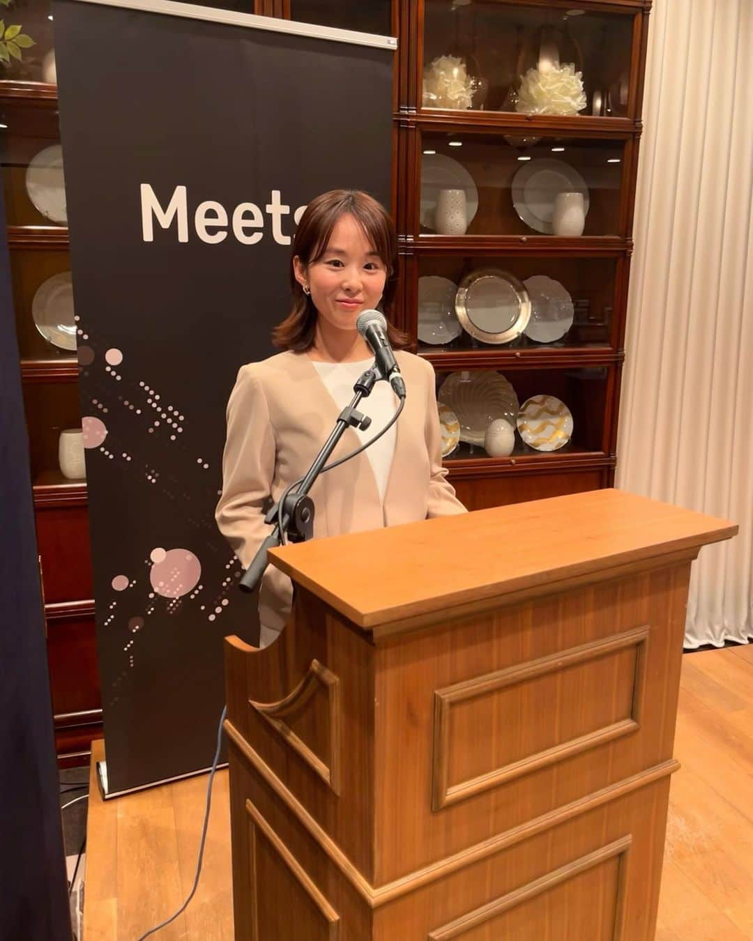 阿部真澄のインスタグラム：「.  今月最後のMeets司会🎤  今回は9社のピッチ形式のイベント。 発表スライド作りから話の仕方までそれぞれ違って、短い時間内のプレゼンでみなさん自社のサービスの魅力をたっぷり伝えていました！  #Sansan #Eight #Meets #講演会 #司会 #司会者 #アナウンサー#フリーアナウンサー#ナレーター#キャスター」