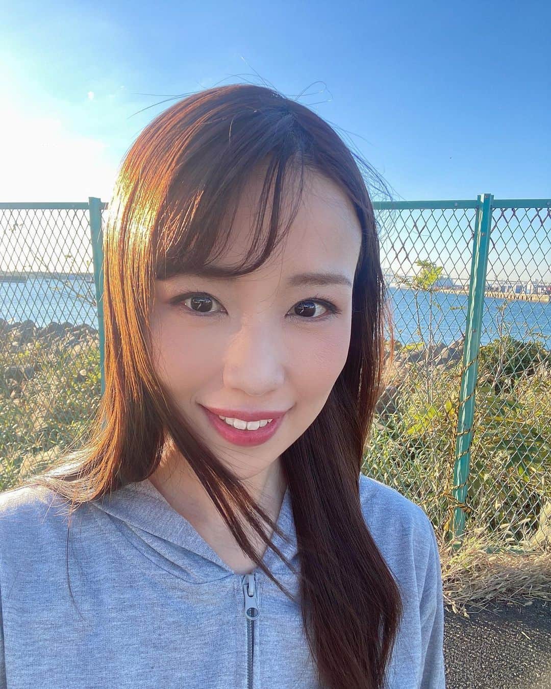 道岡桃子のインスタグラム：「ロケです！  がんばりまーす！  ☺️  #アナウンサー  #女子アナ  #ロケ #海 #海辺 #風強い」