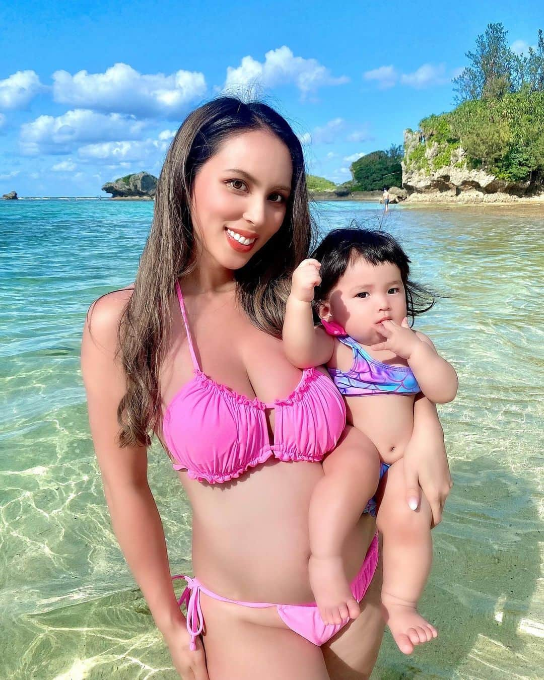 mizukiのインスタグラム：「💗 娘も今年はたくさん ビキニ着たねぇ〜👶👙  来年には着れないからまた 新しいのたくさん買おう💛  #ベビー #沖縄 #海 #ビーチ  #ビキニ #ママ #マタニティ  #okinawa #beach #bikini  #japan #baby #trip #travel」