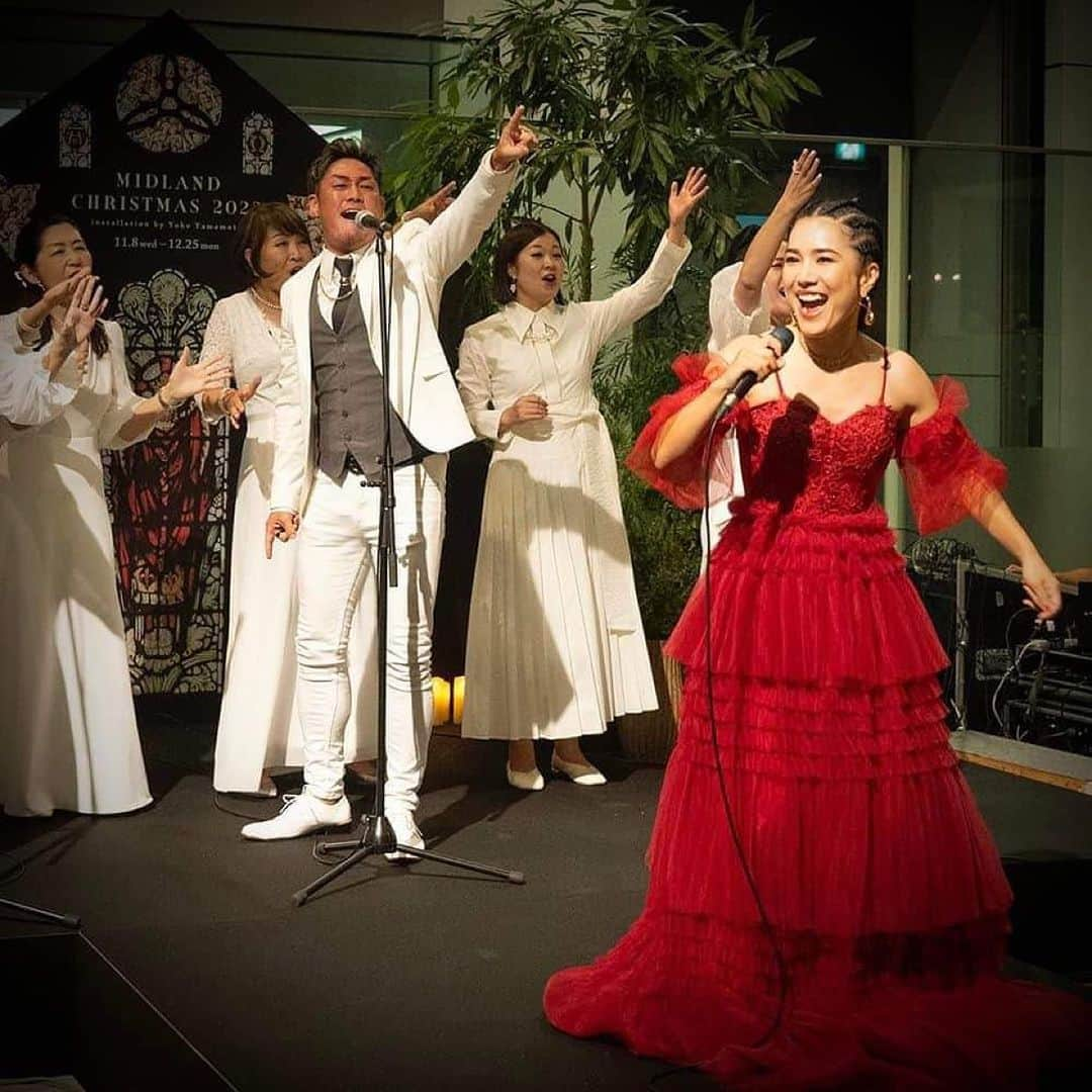 TiAさんのインスタグラム写真 - (TiAInstagram)「2023.11.8🎁✨✨✨ MIDLAND CHRISTMAS 2023 TiA Xmas Live with Gospel Choir Supported by billboard Live  お写真ありがとうございます！❤️  🎄TiA Xmas Live with Gospel Choir  TiA's Singers （chorus） 西川雄三郎/ MAE / Saaya  TiA's Choir Yayoちゃん、きーちゃん、SUOMIさん、ハイジさん、ネオミさん、カナやん。  Love ü.  art by  yoko Yamamoto ©オフィス·ルカス all rights reserved   ●ミッドランドクリスマス2023 https://www.midland-square.com/xmas2023/?utm_source=xmas&utm_medium=banner&utm_campaign=xmas2023-topbanner  ●「Web My Story」TiAインタビュー https://www.midland-square.com/webmystory/wm135.html#utm_source=wms-135&utm_medium=banner&utm_campaign=wms-135-banner   #名古屋　#名古屋駅　#クリスマス　#ミッドランドスクエア　#ミッドランドクリスマス2023　#イルミネーション　#インスタレーション　#銅版画家　#山本容子　#プラテーロ　#TiA　#ゴスペル　#ライブ　#ビルボードライブ東京 #清里千聖」11月21日 10時29分 - tia_singer