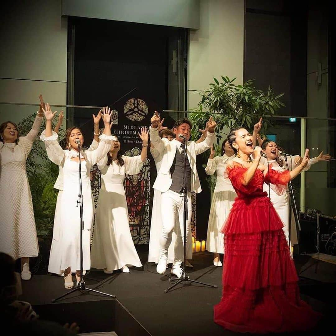 TiAさんのインスタグラム写真 - (TiAInstagram)「2023.11.8🎁✨✨✨ MIDLAND CHRISTMAS 2023 TiA Xmas Live with Gospel Choir Supported by billboard Live  お写真ありがとうございます！❤️  🎄TiA Xmas Live with Gospel Choir  TiA's Singers （chorus） 西川雄三郎/ MAE / Saaya  TiA's Choir Yayoちゃん、きーちゃん、SUOMIさん、ハイジさん、ネオミさん、カナやん。  Love ü.  art by  yoko Yamamoto ©オフィス·ルカス all rights reserved   ●ミッドランドクリスマス2023 https://www.midland-square.com/xmas2023/?utm_source=xmas&utm_medium=banner&utm_campaign=xmas2023-topbanner  ●「Web My Story」TiAインタビュー https://www.midland-square.com/webmystory/wm135.html#utm_source=wms-135&utm_medium=banner&utm_campaign=wms-135-banner   #名古屋　#名古屋駅　#クリスマス　#ミッドランドスクエア　#ミッドランドクリスマス2023　#イルミネーション　#インスタレーション　#銅版画家　#山本容子　#プラテーロ　#TiA　#ゴスペル　#ライブ　#ビルボードライブ東京 #清里千聖」11月21日 10時29分 - tia_singer