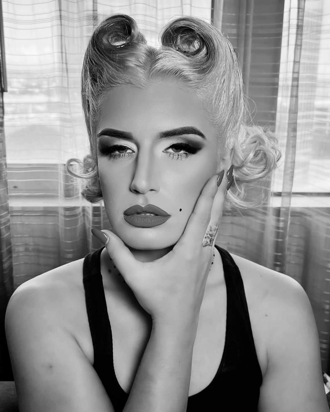 トニー・ストームのインスタグラム：「•𝓣𝓱𝓮 𝓒𝓪𝓵𝓶 𝓑𝓮𝓯𝓸𝓻𝓮 𝓣𝓱𝓮 𝓢𝓽𝓸𝓻𝓶•  •𝓜𝓪𝓴𝓮𝓾𝓹 𝓐𝓷𝓭 𝓗𝓪𝓲𝓻• • 𝓑𝔂 𝓨𝓸𝓾𝓻𝓼 𝓣𝓻𝓾𝓵𝔂•」