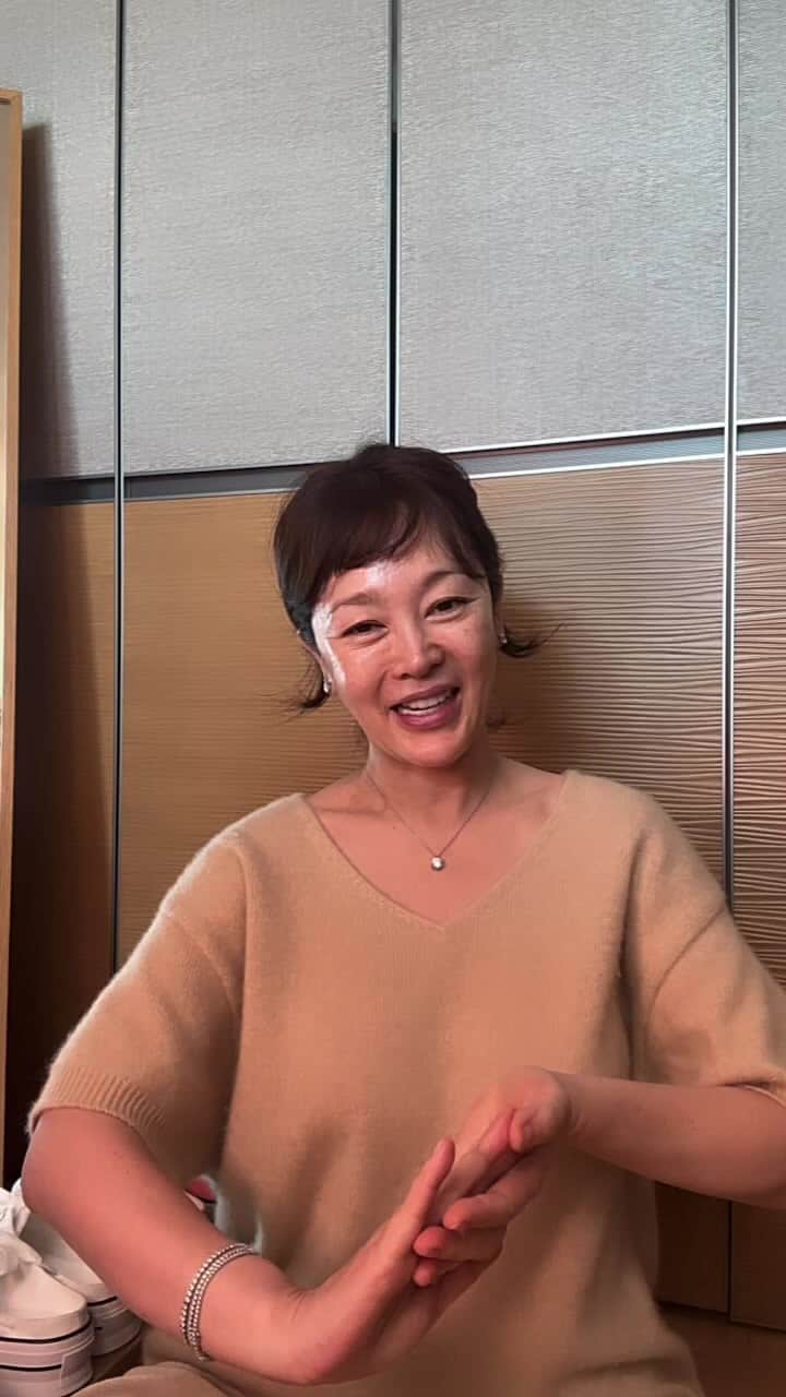 イ・スンヨンのインスタグラム：「벨벳커즈라방❤️ 조명이 햇살이라 ㅋ 술한잔한것처럼 ㅋㅋ」