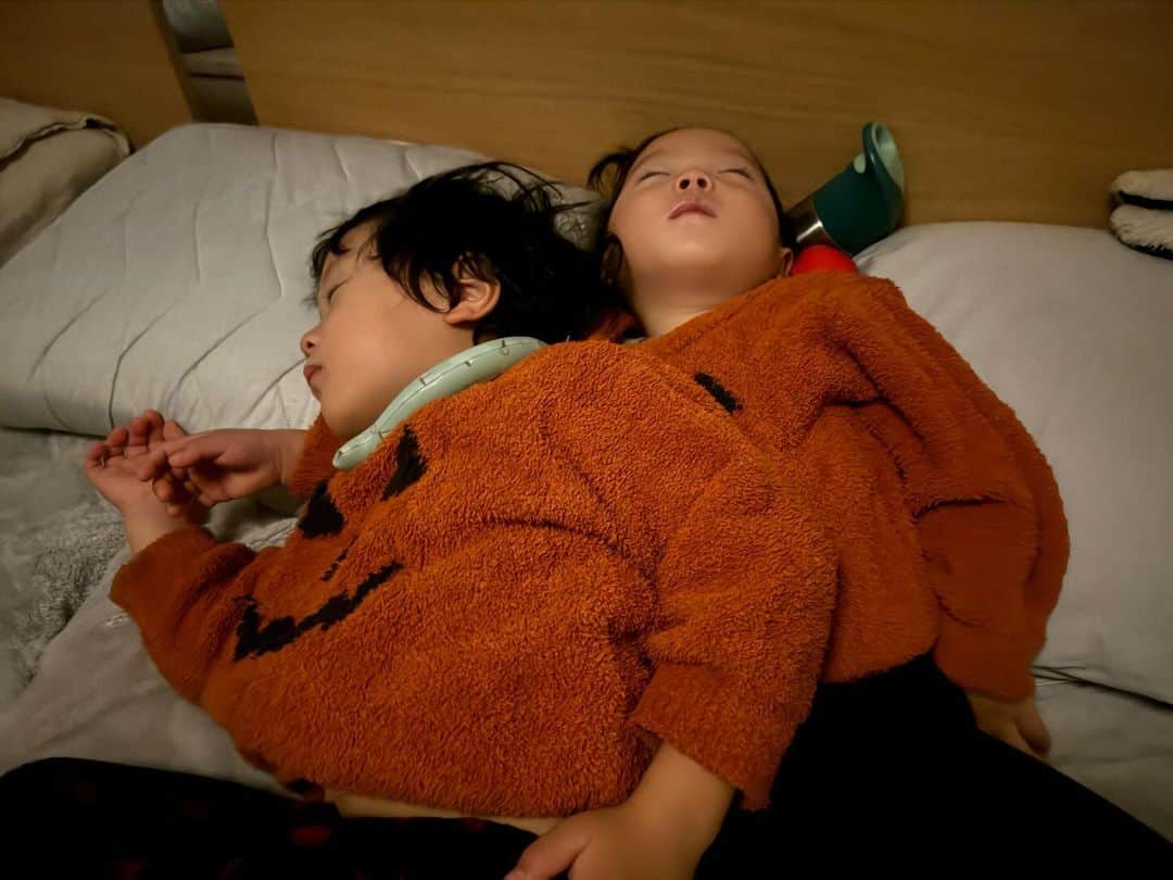 江原千鶴（エハラチヅル）のインスタグラム：「寝顔かわいい❤️  とわくんが腕枕してるwww  #うたとわ成長記録 #4歳#2歳」