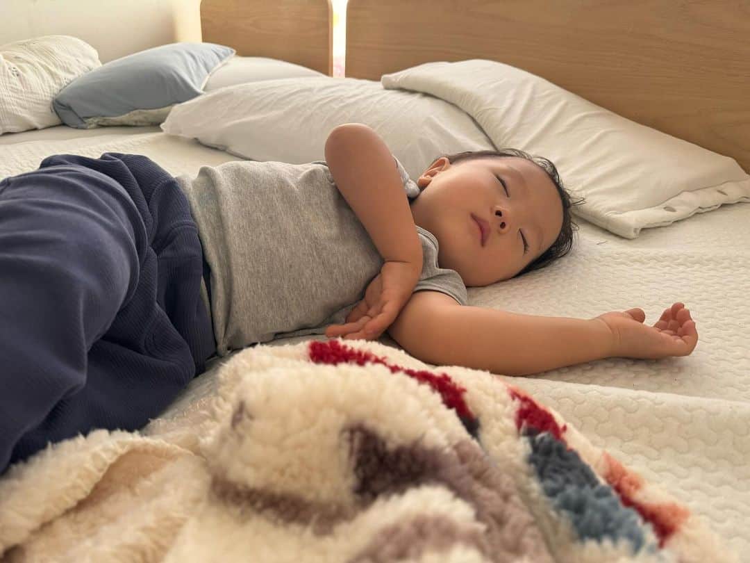 江原千鶴（エハラチヅル）さんのインスタグラム写真 - (江原千鶴（エハラチヅル）Instagram)「寝顔かわいい❤️  とわくんが腕枕してるwww  #うたとわ成長記録 #4歳#2歳」11月21日 10時44分 - eharachizuru