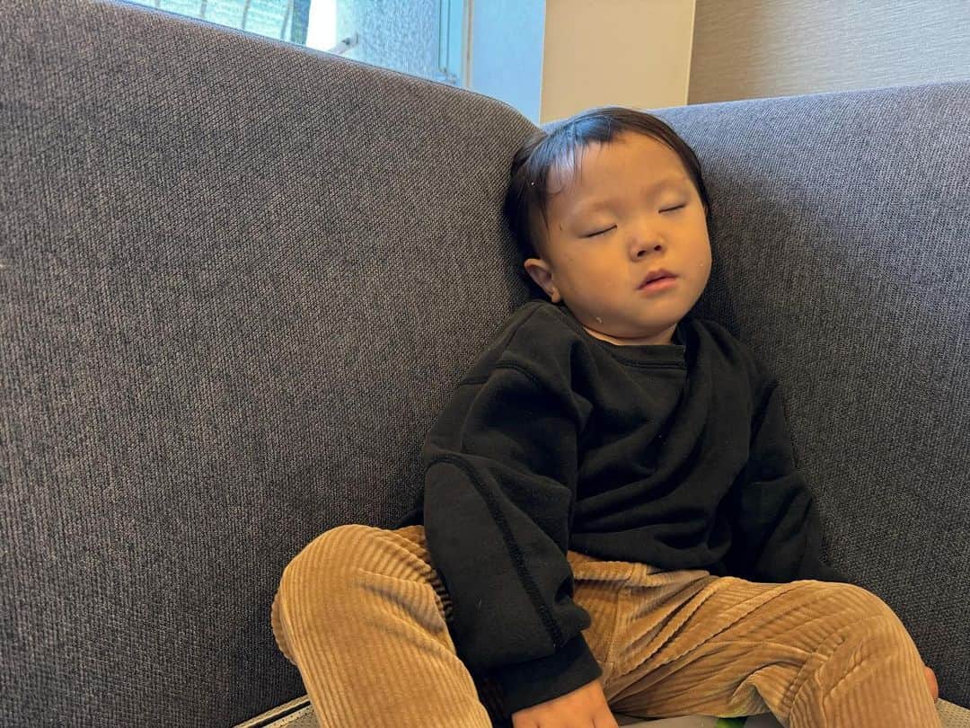 江原千鶴（エハラチヅル）さんのインスタグラム写真 - (江原千鶴（エハラチヅル）Instagram)「寝顔かわいい❤️  とわくんが腕枕してるwww  #うたとわ成長記録 #4歳#2歳」11月21日 10時44分 - eharachizuru