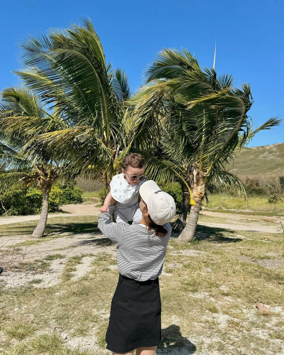 さんのインスタグラム写真 - (Instagram)「・ もうすぐ帰りますが、ニューカレドニアに来ています🇳🇨  👶🏻半年で海外なんて心配すぎる！と思っていましたが、色んなタイミングが重なり初めての飛行機でニューカレドニアに。 心配も不安も足りない荷物とかもたくさんあったけど何とかなってます🫢  フランス語が公用語でほんのり南フランスの雰囲気が。 👶🏻にとってまだ分からないかもですが、このアドベンチャーが良い思い出になったら嬉しいです。 私も初めての子連れ海外、良い経験になりました。  初めての海はギャン泣きでした😂笑  #nouvellecaledonie #newcaledonia #ニューカレドニア」11月21日 10時44分 - natsukoakahani