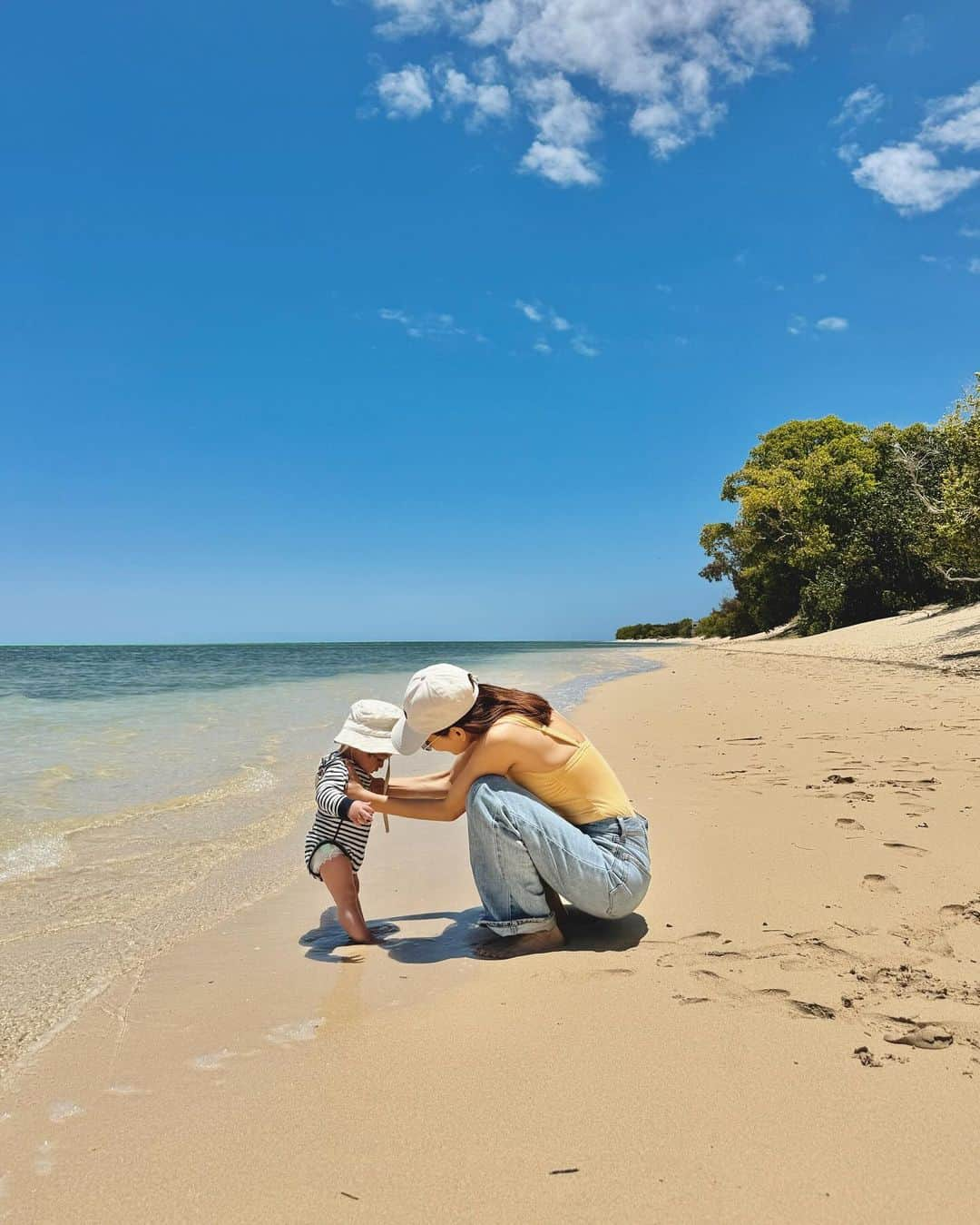 のインスタグラム：「・ もうすぐ帰りますが、ニューカレドニアに来ています🇳🇨  👶🏻半年で海外なんて心配すぎる！と思っていましたが、色んなタイミングが重なり初めての飛行機でニューカレドニアに。 心配も不安も足りない荷物とかもたくさんあったけど何とかなってます🫢  フランス語が公用語でほんのり南フランスの雰囲気が。 👶🏻にとってまだ分からないかもですが、このアドベンチャーが良い思い出になったら嬉しいです。 私も初めての子連れ海外、良い経験になりました。  初めての海はギャン泣きでした😂笑  #nouvellecaledonie #newcaledonia #ニューカレドニア」