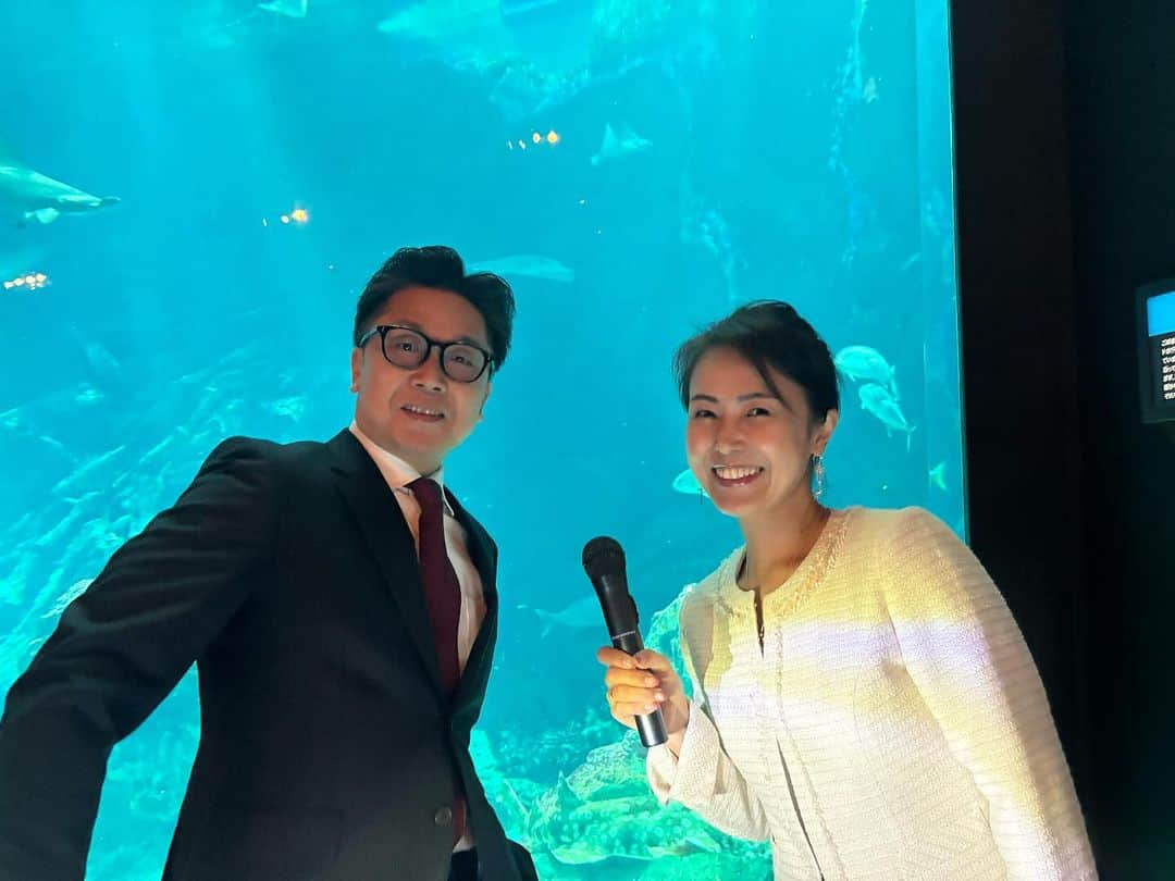 魚住咲恵さんのインスタグラム写真 - (魚住咲恵Instagram)「週末は福岡で、伊東孝明さんと一緒に司会をさせて頂きました‼️ 我が家の子どもたちも、夫も私も、なんなら義母、義兄も愛飲していヤクルトさんのお仕事でした。ヤクルトマンにも会えたので一緒にお写真撮っていただきました😍 孝明さんのお父様の伊東四朗さんは、なんとヤクルトのCMにご出演されて40年だそう‼️私が小さい頃からずーーっと、ヤクルトといえば伊東四朗さんのイメージですものね✨  なんと、この日の会場は水族館‼️ 会の始まりは、夜景をバックにした贅沢なイルカショー🐬 その後、高さ7メートルの大水槽前に移動して…。 水槽丸見え‼️なエレベーターもあって、次男居ないのに私1人大興奮🤭 私も長いアナウンサー人生の中でも、初めての体験でしたが ご来場のお客様にとっても、忘れられないひと時になったことと思います。素敵な機会を頂き、ヤクルトの皆様、本当に有難うございました😊  #魚住咲恵」11月21日 10時41分 - sakie_uozumi.official