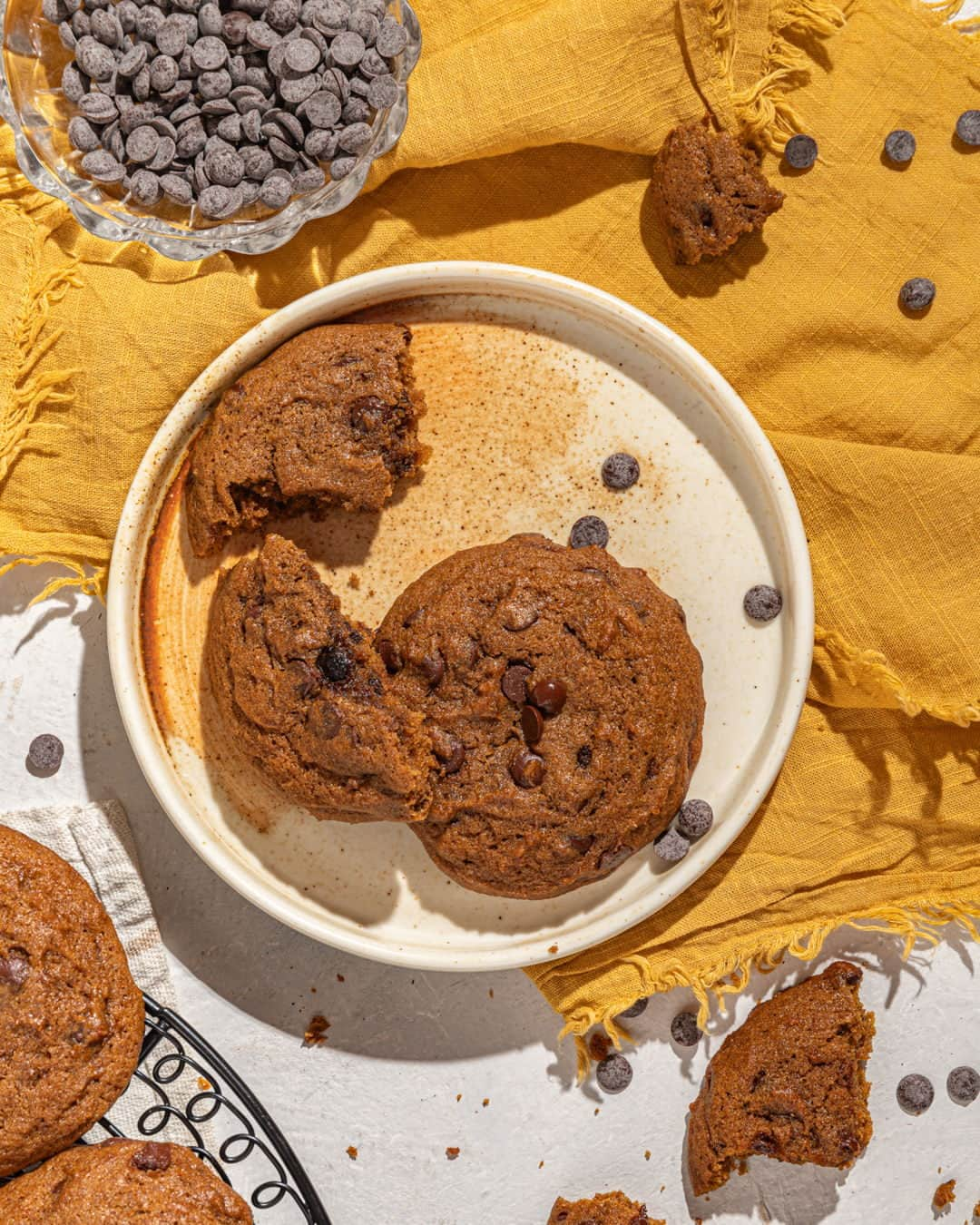 Food Republicのインスタグラム：「Chewy Pumpkin Chocolate Chip Cookies Recipe  The perfect fall dessert awaits with these easy-to-make pumpkin chocolate chip cookies; their moist texture will melt in your mouth with each bite.  Recipe developed in collaboration with @crumblesofhealth   Prep Time: 8 minutes  Cook Time: 10 minutes  Servings: 15 cookies  Ingredients: - ½ cup melted butter - ¾ cup dark brown sugar - 1 egg yolk - ⅓ cup pumpkin puree - 1 teaspoon vanilla extract - 2 ½ cups bread flour - ½ teaspoon baking soda - ¼ teaspoon salt - 1 teaspoon cinnamon - ½ teaspoon ground ginger - ⅛ teaspoon ground nutmeg - ½ cup chocolate chips  Directions: 1. Whisk melted butter and dark brown sugar in a bowl.  2. Add egg yolk. Whisk again until incorporated.  3. Add pumpkin puree and vanilla extract. Mix until smooth.  4. In a separate bowl, combine flour, baking soda, salt, cinnamon, ginger, and nutmeg.  5. Fold the flour mixture into the wet mixture using a silicone spatula.  6. Mix in the chocolate chips.  7. Cover with plastic wrap and move the dough to the fridge to chill for 1 hour.  8. Preheat the oven to 350 F.  9. Line a baking tray with parchment paper.  10. Scoop the chilled dough using a 2-inch-diameter cookie dough scoop.  11. Place the balls about 2 inches apart from one another, as they will spread when cooking.  12. Bake on the middle rack for 10–12 minutes.  13. Take the cookies out of the oven. Let them cool for a few minutes, then transfer them to a cooling rack to cool completely. Enjoy!  -  #dessert #dessertable #desserttime #dessertrecipe #dessertrecipes #sweet #sugar #delicious #dessertporn #dessertbae #dessertlover #dessertpic #dessertoftheday #dessertgram #dessertbar #dessertstagram #dessertsofinstagram #dessertbox #dessertmasters #dessertheaven #dessertgoals #dessertblogger #sweettooth #yum #enjoy #eatup #yummy」