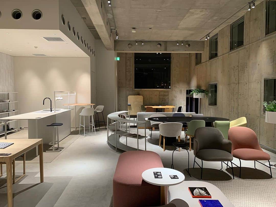 レイヤマダのインスタグラム：「いよいよ今週🛋家具のショールームをライブハウスに変えちゃいます！お出かけください🌞  11/23(祝)  by interiors(バイ インテリアズ)  〒107-0062 東京都港区南青山4-16-15 TEL 03-6712-5830  open 15:00 start 16:00  レイヤマダ(vo) 大坂孝之介(p) Aflo(cho,g) EREKA(DJ)  ¥4.000 小中高生¥1.000 未就学児¥0  ご予約はレイヤマダまで。 こどもの入場もOKです👶👧  ※当日はアルコール&ノンアルコールドリンクの販売はございますが、家具のことを考慮し透明なものに限らせていただきます。(白ワイン、ウォッカ、焼酎など。)ご了承ください。  @by_interiors.inc  @osaka_kounosuke  @aflo_san  @djereka   #青山 #byinteriors #ライブ #live #レイヤマダ」
