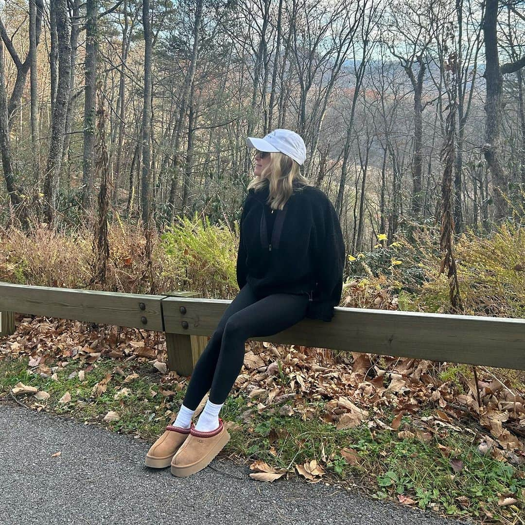 クリスティン・カヴァラーリのインスタグラム：「A few days in the mountains with my #1s」