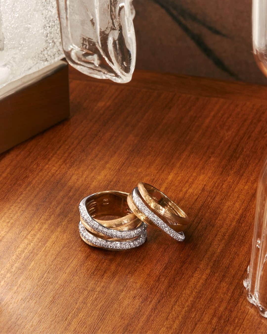 マルコ ビチェゴのインスタグラム：「Elegant shimmer for every day. Vibrant diamonds and 18kt yellow gold make a lasting statement in Marco Bicego’s Jaipur Link Collection.  #marcobicego #jewelry #gold #diamonds #madeinitaly」