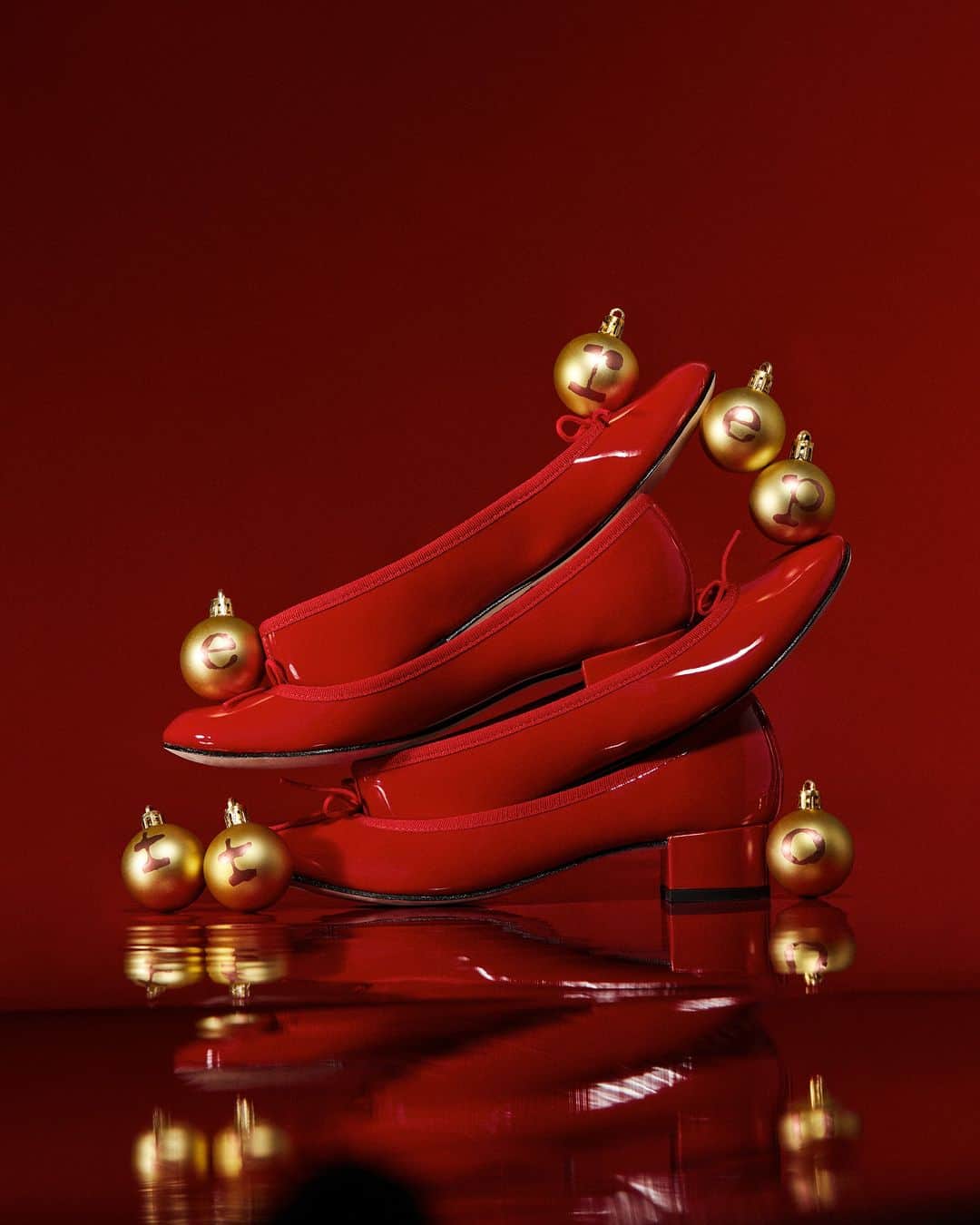 Repettoのインスタグラム：「Repetto Holiday Campaign.  It's always the right time to rock our iconics.   #RepettoHolidayCampaign #Repettolconics」