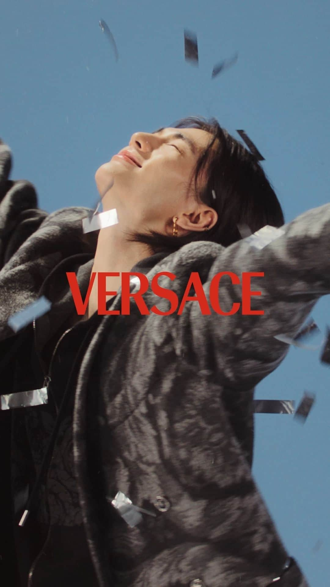 ジャンニヴェルサーチのインスタグラム：「Hyunjin for #VersaceHoliday  Now at Versace.com via the link in bio.  Directed by Rosie Marks  @hynjinnnn  @realstraykids  #Versace  #StrayKids」