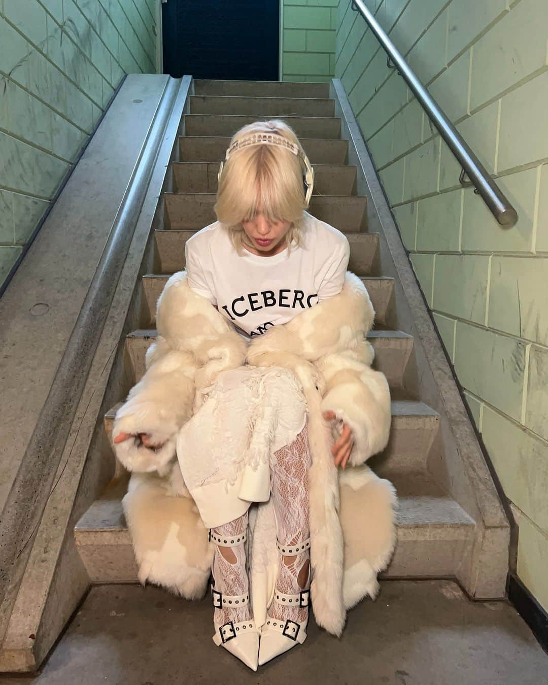 アイスバーグさんのインスタグラム写真 - (アイスバーグInstagram)「Ice-cool vibes in @ishh's total white ensemble by ICEBERG. Embracing sustainable chic with eco-fur coat and the white T-shirt in pure sustainable cotton from ICEBERG Milano Italia capsule.  www.iceberg.com  #iceberg1974 #iceberg #ICEBERGmilanoItalia #isha」11月21日 2時00分 - iceberg