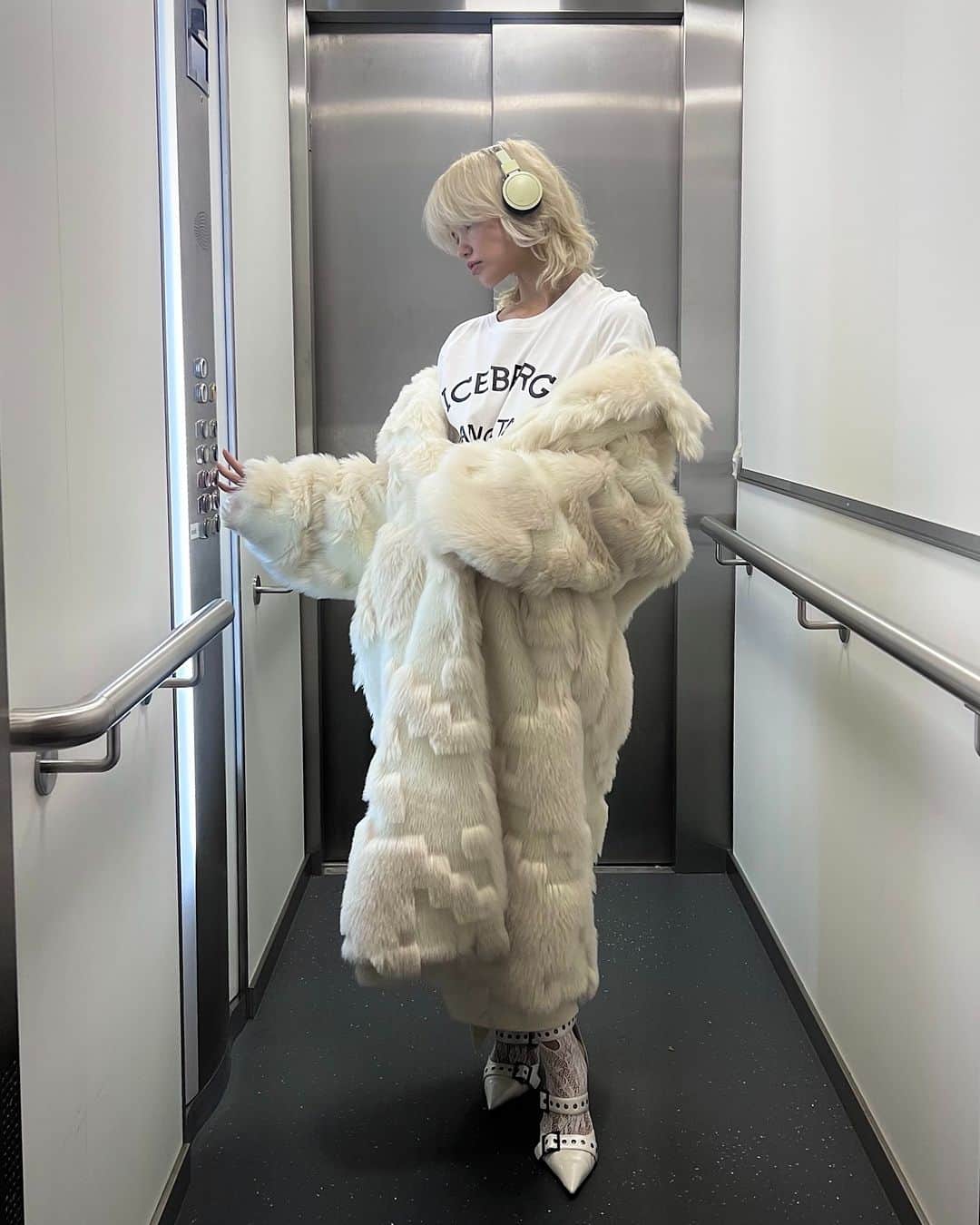 アイスバーグのインスタグラム：「Ice-cool vibes in @ishh's total white ensemble by ICEBERG. Embracing sustainable chic with eco-fur coat and the white T-shirt in pure sustainable cotton from ICEBERG Milano Italia capsule.  www.iceberg.com  #iceberg1974 #iceberg #ICEBERGmilanoItalia #isha」