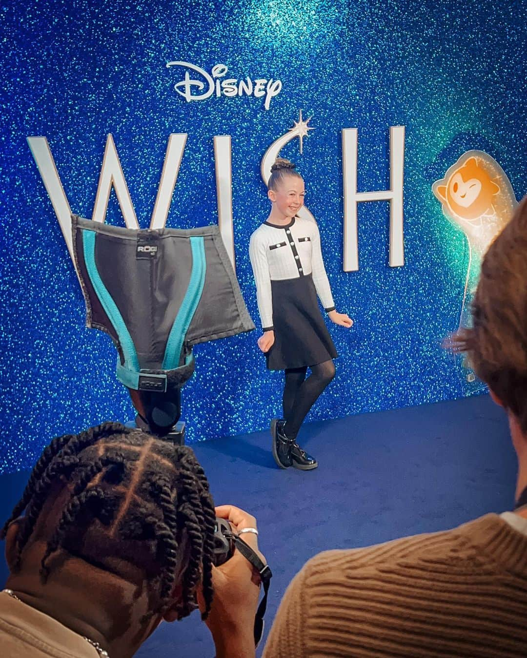 ルイーズ・ペントランドさんのインスタグラム写真 - (ルイーズ・ペントランドInstagram)「adInvite✨OBSESSED with @disneywishmovie! Was so thrilled to take both girlies to Disney’s #WishMovie and celebrate this amazing new film!🍿🎬  *LOVED* all the nods to other Disney characters and the song- immediately want to know all the words!  Thank you @disneystudiosuk for a fabulous event. Out in Cinemas Nov 24th and not to be missed!  Incidentally, what’s YOUR go-to, never fails to make you smile Disney movie?? Can’t wait to read the comments on this! ✨💫」11月21日 1時53分 - louisepentland