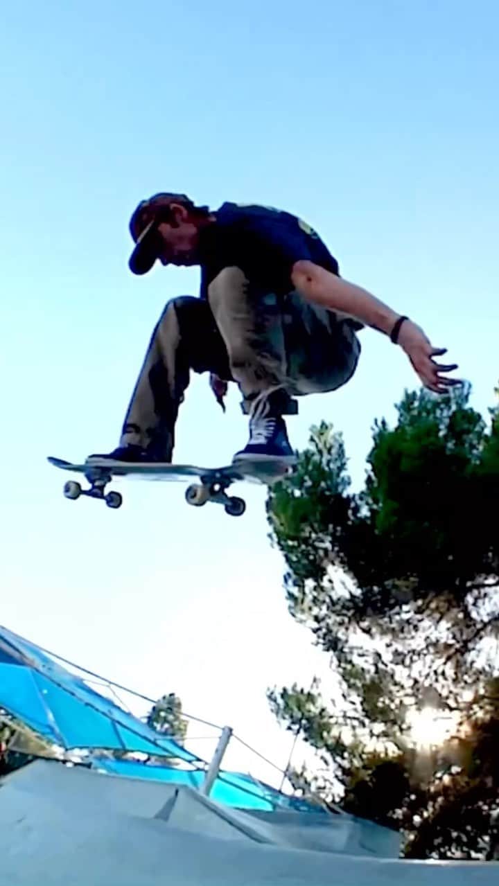 ラカイリミテッドフットウェアのインスタグラム：「One more from @coldchapman Park Part for The Villa Check out the full part and the new Villa model by Cody Chapman at Lakai.com 🥶🥶🥶 📹 @bonelesszine  #Lakai」