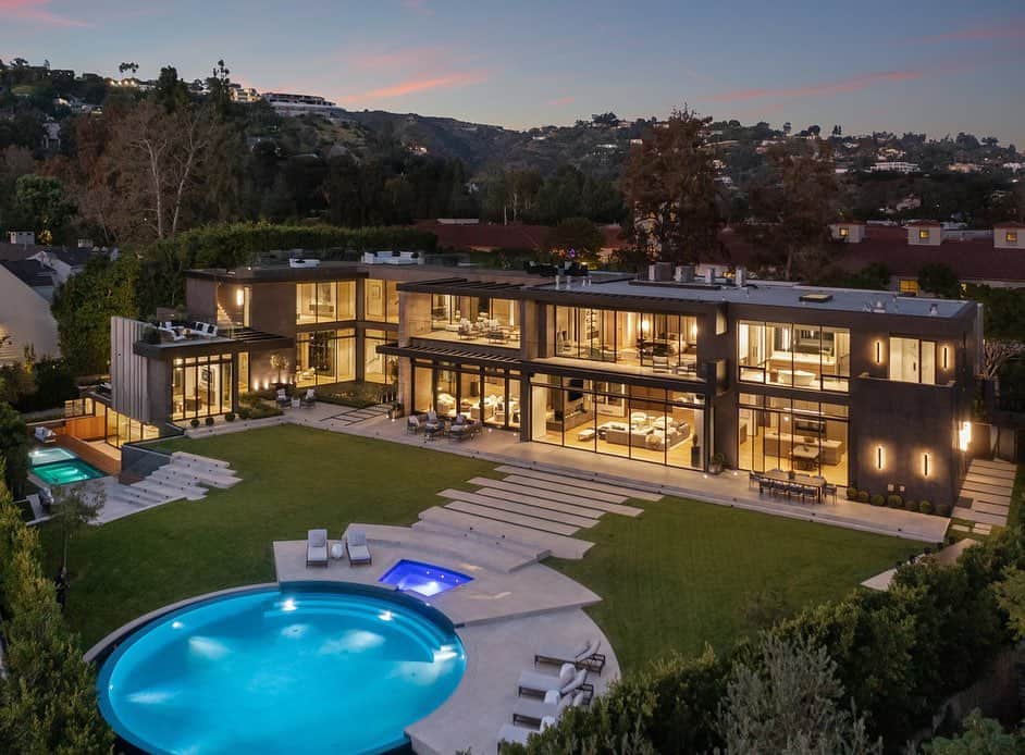 クリスティーズのインスタグラム：「Discover the ultimate luxury living experience at 615 Faring Road, a newly constructed architectural masterpiece nestled in the exclusive enclave of Holmby Hills. This 6-bed, 12-bath estate boasts panoramic valley and mountain views, a chef's kitchen, private balconies, and a lavish entertainment space with a resort-style gym and spa. Take a look inside at the link in our bio. Discover more about this listing via @christiesrealestate | Represented by @akg.re @aaronkirman @kirbygillon @brycelowe  —— #holmbyhills #californiarealestate #modernhomes #christiesrealestate」