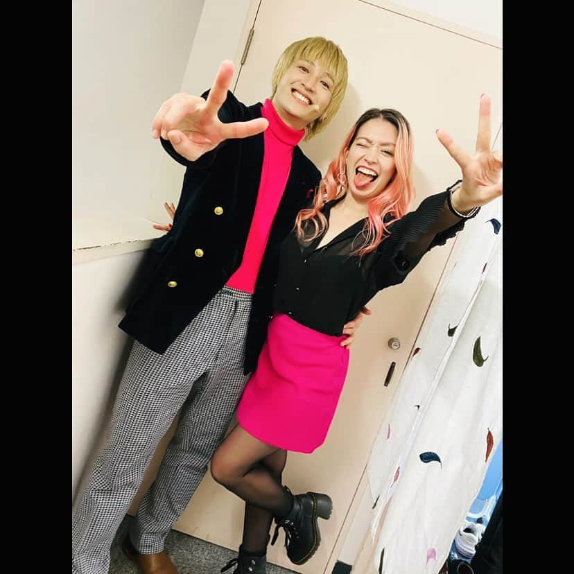 ダンドイ舞莉花のインスタグラム：「そして カラーコーデばっちりの #スーとゲリー 💕🖤😗✌🏻  最終的にいつも変な顔してるダンドイです🙋🏼‍♀️  大阪と仙台もお待ちしてます😉  私の出演公演は  大阪 松下IMPホール 11/23 12:00 11/23 16:30 ←大阪千穐楽！  仙台 電力ホール 11/29 13:00 ←大千穐楽！！  残り3回😭  心を込めて🫶🏻  #スライスオブサタデーナイト #asliceofsaturdaynight #musicaltheatre #musical #theatre #tokyo #japan #osaka #sendai #herewego #performer #actor #singer #pink #ootd #blackpink #カラーコーデ #colorcoordinated #colorcoordination」