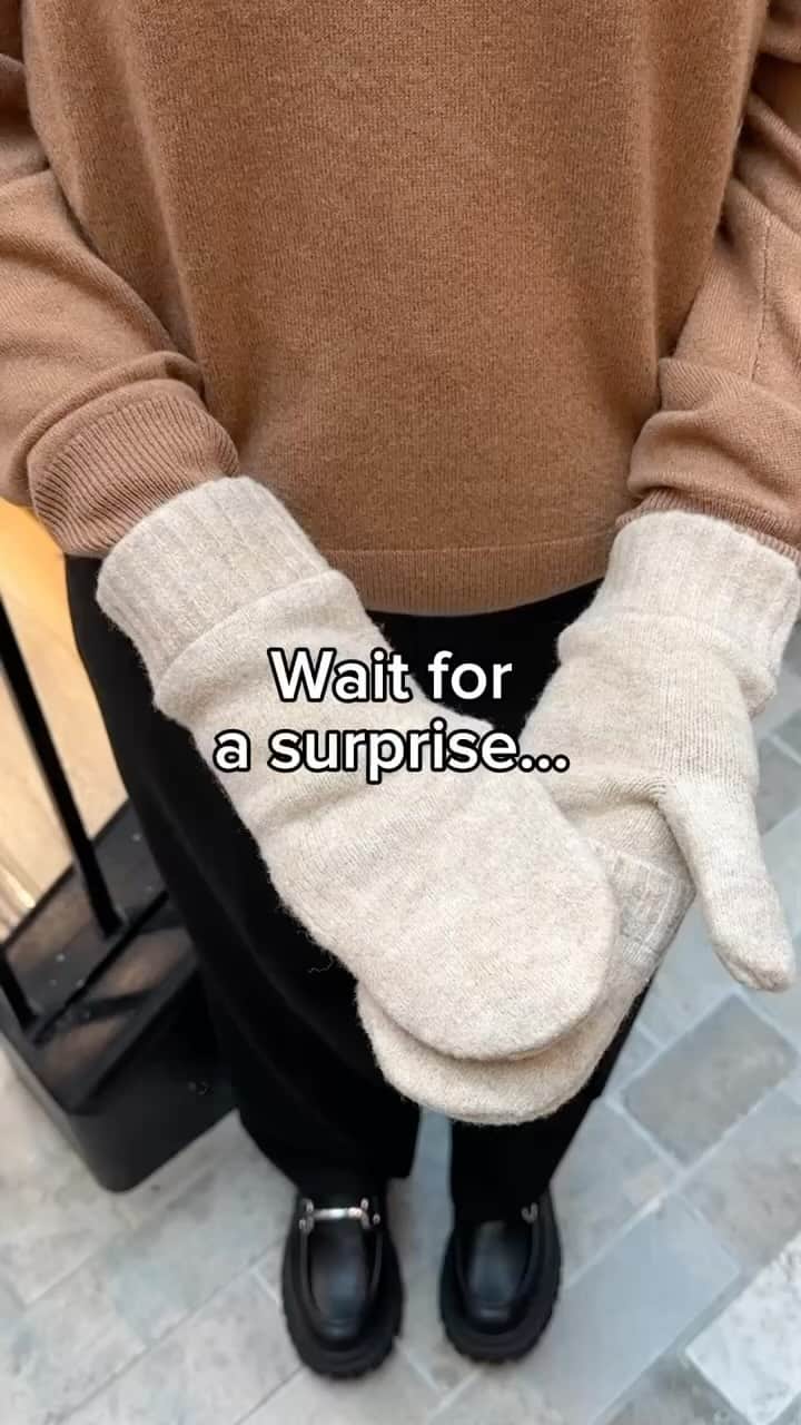 のインスタグラム：「The gloves are (sort of) coming off 🧤   Find the perfect cozy-season accessories like gloves, scarves, hats + more ONLY in stores #Uniqlo #Uniqlousa」