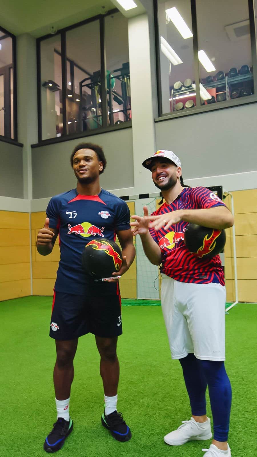 ショーン・ガルニエのインスタグラム：「Who’s up for a challenge to warm up for the Red Bull Street Style Global Championship? 😎 Get your tickets now! 🔥⚽️  🗓️: 7 December 📍: Docks Dome Brussels  🎟️: Link in bio or 🔗 redbull.be/streetstyle  #givesyouwings #donnedesailes #geeftjevleugels  #redbullstreetstyle #soccer #freestyle」