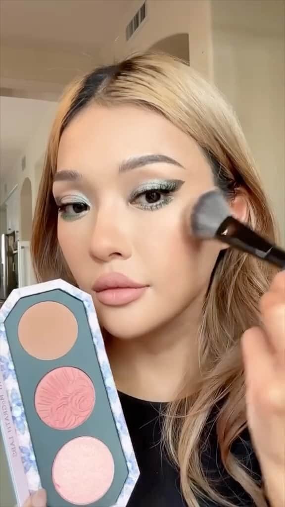 パット・マグラスのインスタグラム：「STUNNING SANGYAY✨💎✨ Sending LOVE to @sangyaychen for her stunning #PMGLabLove, mesmerizing us with the #Holiday2023’s Bijoux Brilliance in Starstruck Splendour. Her cheeks bloom with the grace of Divine Blush + Bronze + Glow Trio: Nirvana in Bloom, and her gaze is deepened by the ‘ELECTRIC JADE’ DARK STAR Mascara. ✨💎✨ SHOP THE MAJORNESS at PATMcGRATH.COM.  ✨STARRING✨ MTHRSHP Bijoux Brilliance: Starstruck Splendour Divine Blush + Bronze + Glow Trio: Nirvana in Bloom DARK STAR Colour Blitz Mascara - ‘ELECTRIC JADE’ - Hunter Green」