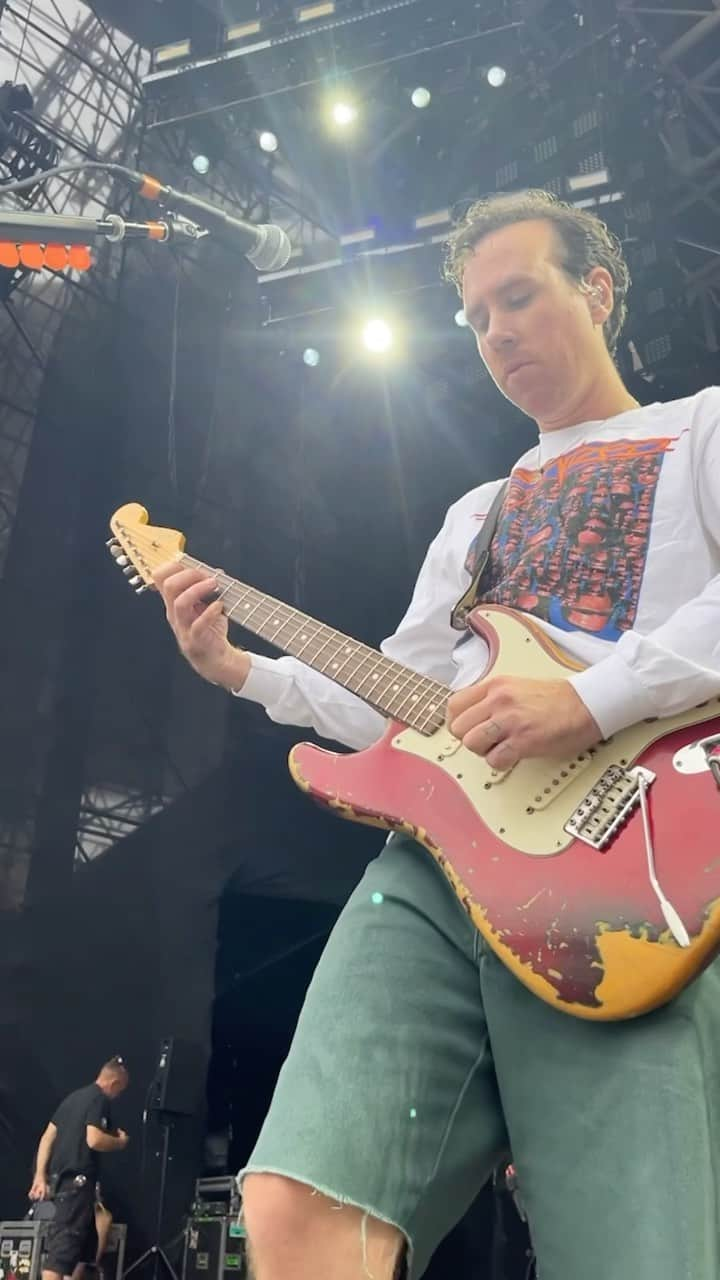 Fender Guitarのインスタグラム：「Kick back with @irontomband as they open for @chilipeppers in Brazil. #BackstagePass」