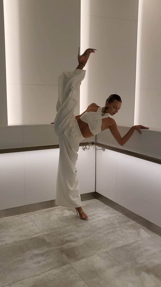 メリティナ・スタニウタのインスタグラム：「🪽  #white #gymnast #gymnastics #girl #fashion #split #flexible whitesuit #look #fashionlook」