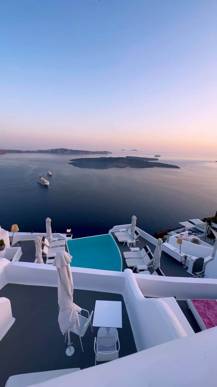 BEAUTIFUL HOTELSのインスタグラム：「Get ready to work like never before at @chromatasantorini, where the office view will blow your mind! 🙌🏼💻🏝️ Gather your colleagues and indulge in the heavenly sights of the Santorini caldera while you hustle together. 😍✨  This 5-star luxury hotel not only lets you crush your deadlines but also offers a dose of unforgettable fun! 🎉🥂 Embrace the true essence of Santorini living as you sip cocktails by the stunning poolside and recharge your creativity in style. 💫  Did we mention the free wifi in public areas? 🌐 Yup, that’s right! No worries about those important Zoom meetings!  Ready to elevate your work and play game to the next level? Let us know your thoughts below! 💬  📍 Katikies @chromatasantorini, Greece 🎶 Fox Academy - Choking on Flowers」