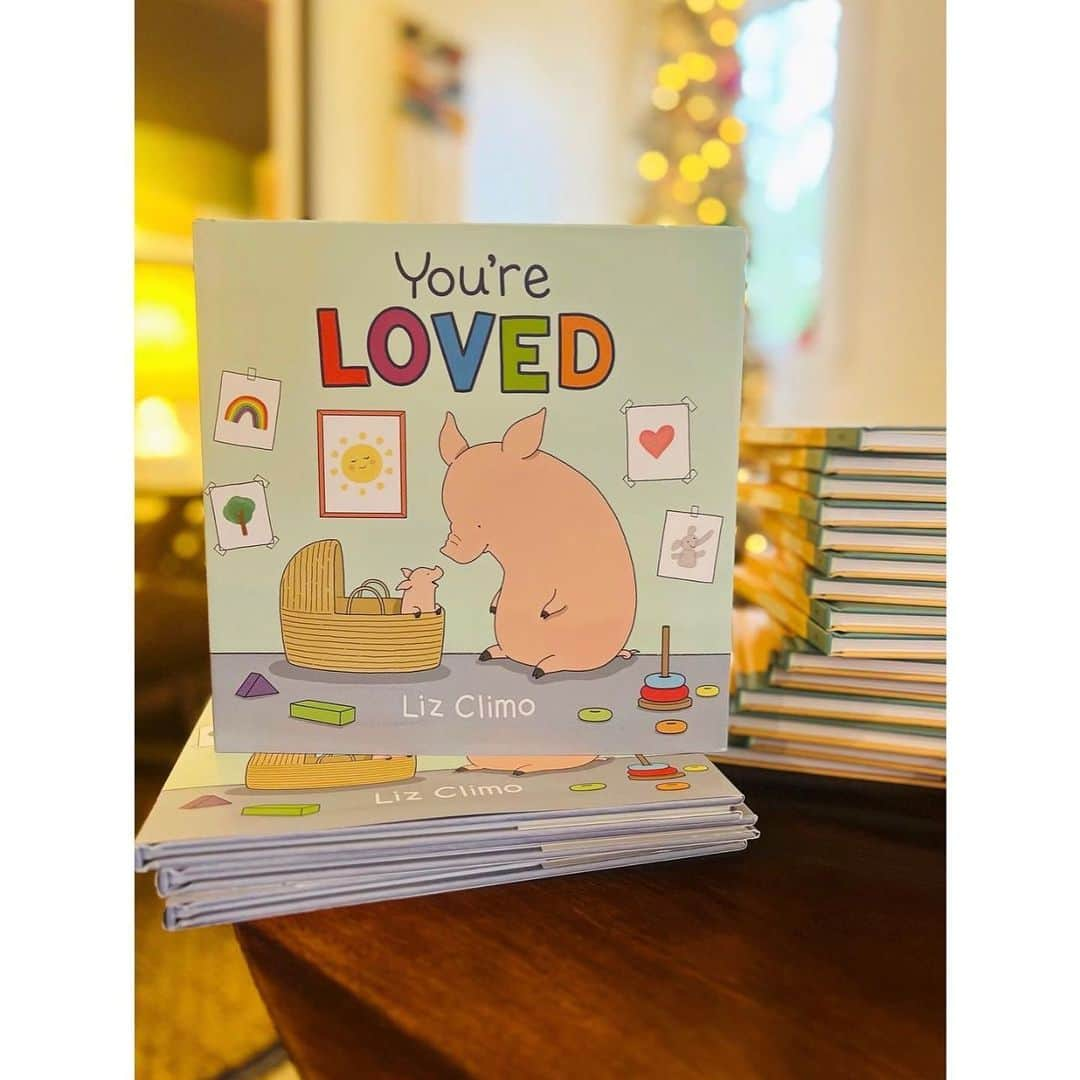 リズ・クライモさんのインスタグラム写真 - (リズ・クライモInstagram)「OKAY SO a couple of months ago I signed a WHOLE BUNCH of copies of my book “You’re Loved” & sent them off to @barnesandnoble , where they have been living & waiting for you to come take them home 💘 These copies are available in-store only while supplies last. I know a lot of other great authors signed their books too, so head to your local @barnesandnoble now & see what they have in stock! (You can buy books from other authors too, I won’t be mad) 😀📚」11月21日 2時03分 - lizclimo