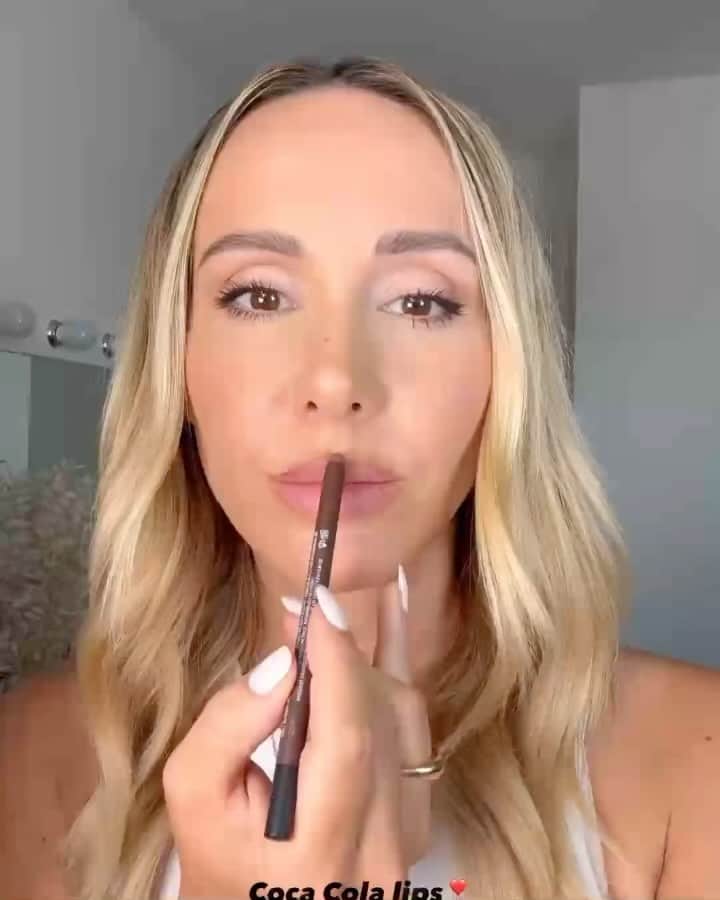 Huda Kattanのインスタグラム：「Watch these creators swipe our Liquid Matte Lipsticks to get their slay mode on! 💋✨   Thanks for sharing: 💄@cynthi_yahvibes 💄@lyndseyharr1son 💄@monazaheerk 💄@itsgurnaz 💄@mariums__explicitjournal 💄@frenchtouchofmakeup 💄@anousshkaa   #CyberCraze」