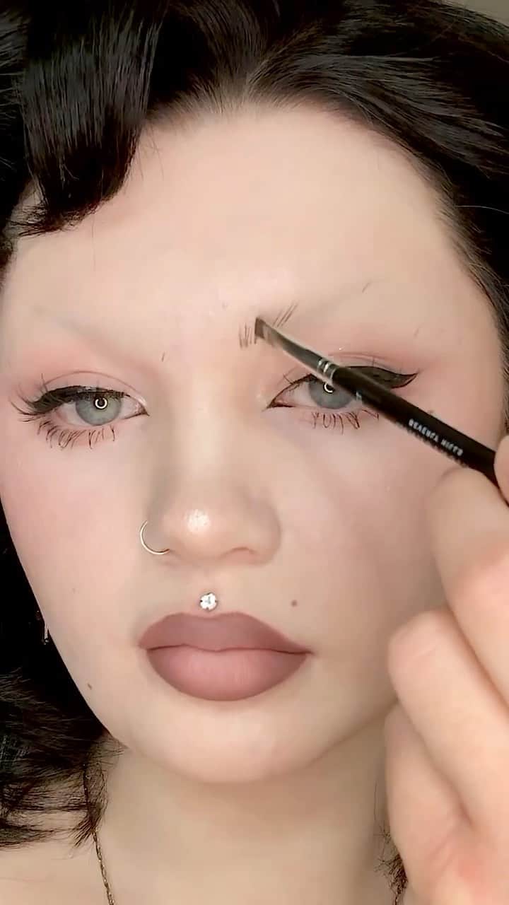 Anastasia Beverly Hillsのインスタグラム：「From barely there to HOLY BROWS 😍😍 Watch @vocallyshook (she/her) create a natural fluffy brow with DIPBROW in Granite and Ebony, Brow Freeze, and Brush 12 ✨   Get her look for 30% OFF NOW ALL BROW at the link in bio! 🔥  #AnastasiaBeverlyHills #ABHBrows」
