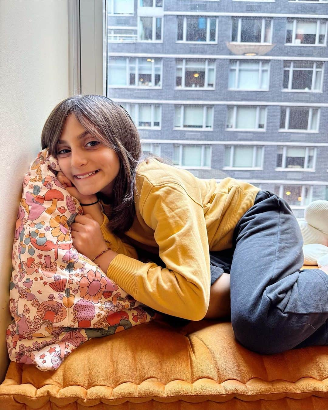 Ilana Wilesさんのインスタグラム写真 - (Ilana WilesInstagram)「Harlow is entering her cozy era! She's wearing her super soft @smallable_store Basics sweatshirt and sweatpants while sitting in her newly cushioned window nook. Makes me want a cozy sweatshirt and a nook for myself! You can get 15% off the Smallable Basics collection with the code MOMMYSHORTS at the link in my bio! #smallablebasics」11月21日 2時05分 - mommyshorts