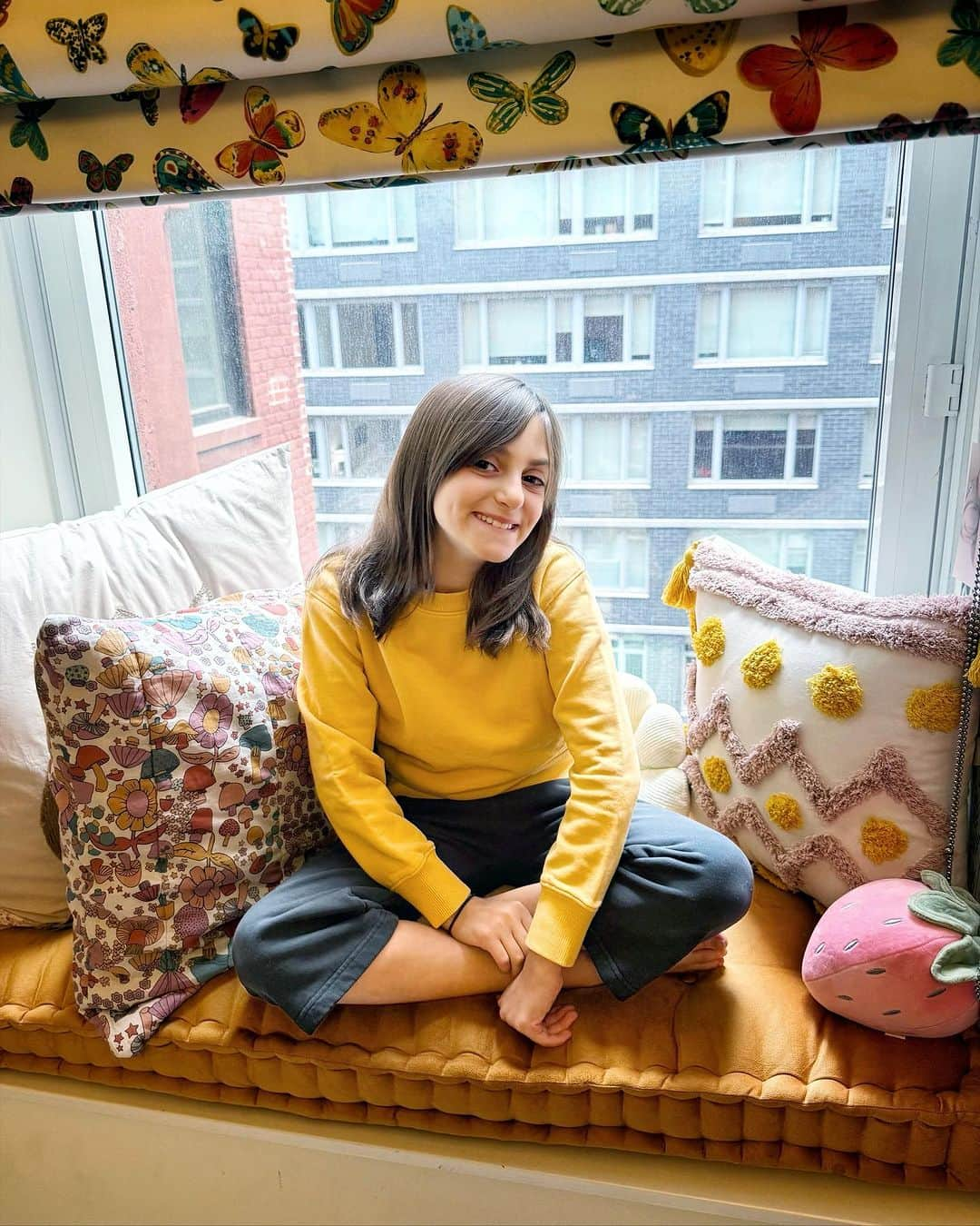 Ilana Wilesのインスタグラム：「Harlow is entering her cozy era! She's wearing her super soft @smallable_store Basics sweatshirt and sweatpants while sitting in her newly cushioned window nook. Makes me want a cozy sweatshirt and a nook for myself! You can get 15% off the Smallable Basics collection with the code MOMMYSHORTS at the link in my bio! #smallablebasics」