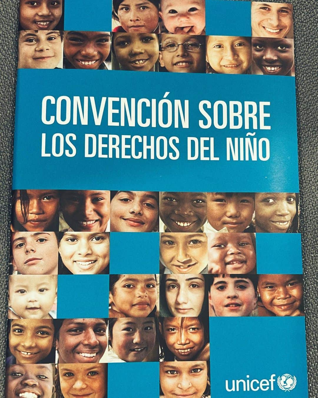 サラ・カルボネロさんのインスタグラム写真 - (サラ・カルボネロInstagram)「Nuestra labor como adultos es crear un mundo donde los sueños de niñas y niños no tengan límites y donde infancia sea sinónimo de amor, alegría y aprendizaje.   Es lo que he querido destacar hoy en la lectura participativa de la Convención sobre los Derechos del Niño, que ha organizado @unicef_es .  El Día Mundial de la Infancia no es solo es un día de celebración, debe ser un impulso para que todos sigamos trabajando para construir un mundo donde los derechos de la infancia sean una prioridad.  Gracias familia @unicef_es , @chemaverav , compañeros y compañeras (a los que he podido saludar y a los que no), por dejarme sumar mi voz en medio de un coro al unísono por aquellos que no pueden hacerlo. Los más vulnerables, nuestro tesoro más preciado, lo más sagrado y lo más puro.  Los niños y niñas de todo el mundo.  El futuro y la esperanza.  Ellos confían en nosotros.  No podemos mirar para otro lado.   #DíaMundialdelaInfancia #EmbajadoraUnicef」11月21日 2時07分 - saracarbonero