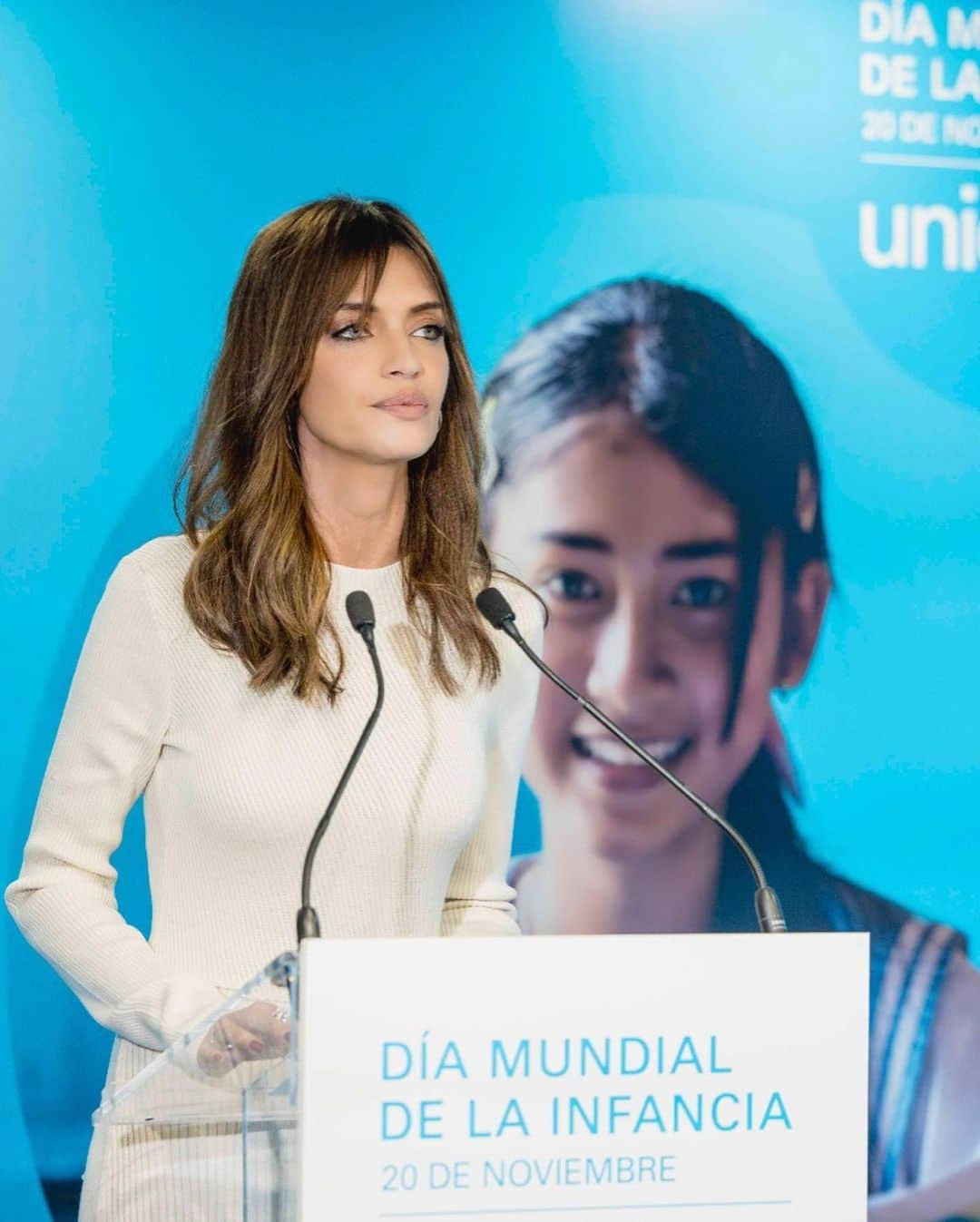 サラ・カルボネロさんのインスタグラム写真 - (サラ・カルボネロInstagram)「Nuestra labor como adultos es crear un mundo donde los sueños de niñas y niños no tengan límites y donde infancia sea sinónimo de amor, alegría y aprendizaje.   Es lo que he querido destacar hoy en la lectura participativa de la Convención sobre los Derechos del Niño, que ha organizado @unicef_es .  El Día Mundial de la Infancia no es solo es un día de celebración, debe ser un impulso para que todos sigamos trabajando para construir un mundo donde los derechos de la infancia sean una prioridad.  Gracias familia @unicef_es , @chemaverav , compañeros y compañeras (a los que he podido saludar y a los que no), por dejarme sumar mi voz en medio de un coro al unísono por aquellos que no pueden hacerlo. Los más vulnerables, nuestro tesoro más preciado, lo más sagrado y lo más puro.  Los niños y niñas de todo el mundo.  El futuro y la esperanza.  Ellos confían en nosotros.  No podemos mirar para otro lado.   #DíaMundialdelaInfancia #EmbajadoraUnicef」11月21日 2時07分 - saracarbonero