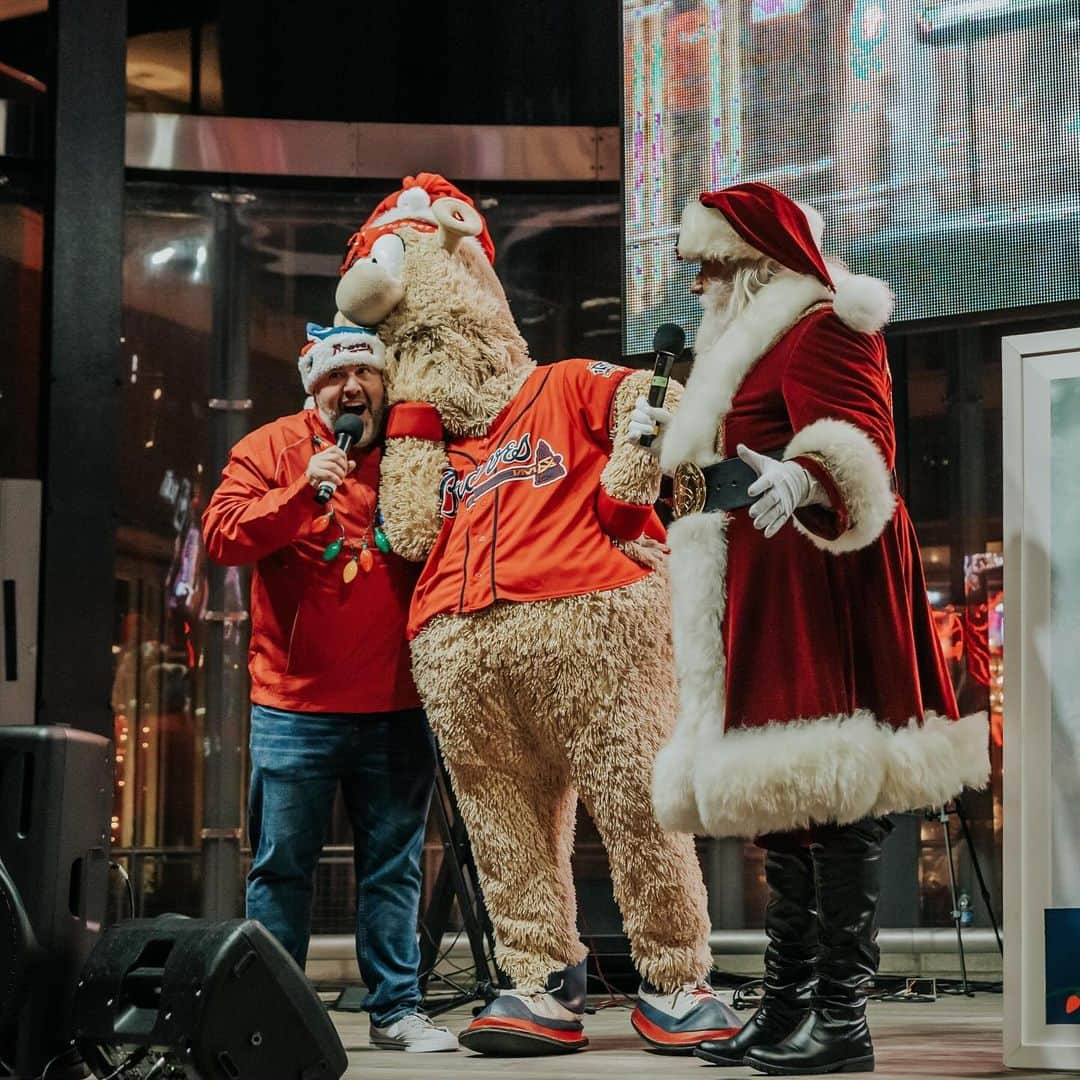 アトランタ・ブレーブスさんのインスタグラム写真 - (アトランタ・ブレーブスInstagram)「It’s glo-time ✨🎄😎  The annual Tree Lighting presented by @wellstarhealth is this Saturday, November 25th, beginning at 5:30 p.m.  Enjoy live music on the Georgia Power Pavilion Stage, special guest appearances, festive performances, activities and more leading up to the tree lighting with the big man himself at 7 p.m.    Following the celebration, cozy up on the Plaza Green for a showing of “Abominable” as part of the Xfinity Movie Series.  Learn more at batteryatl.com/holidays2023 (link in bio)⁠!」11月21日 2時07分 - braves